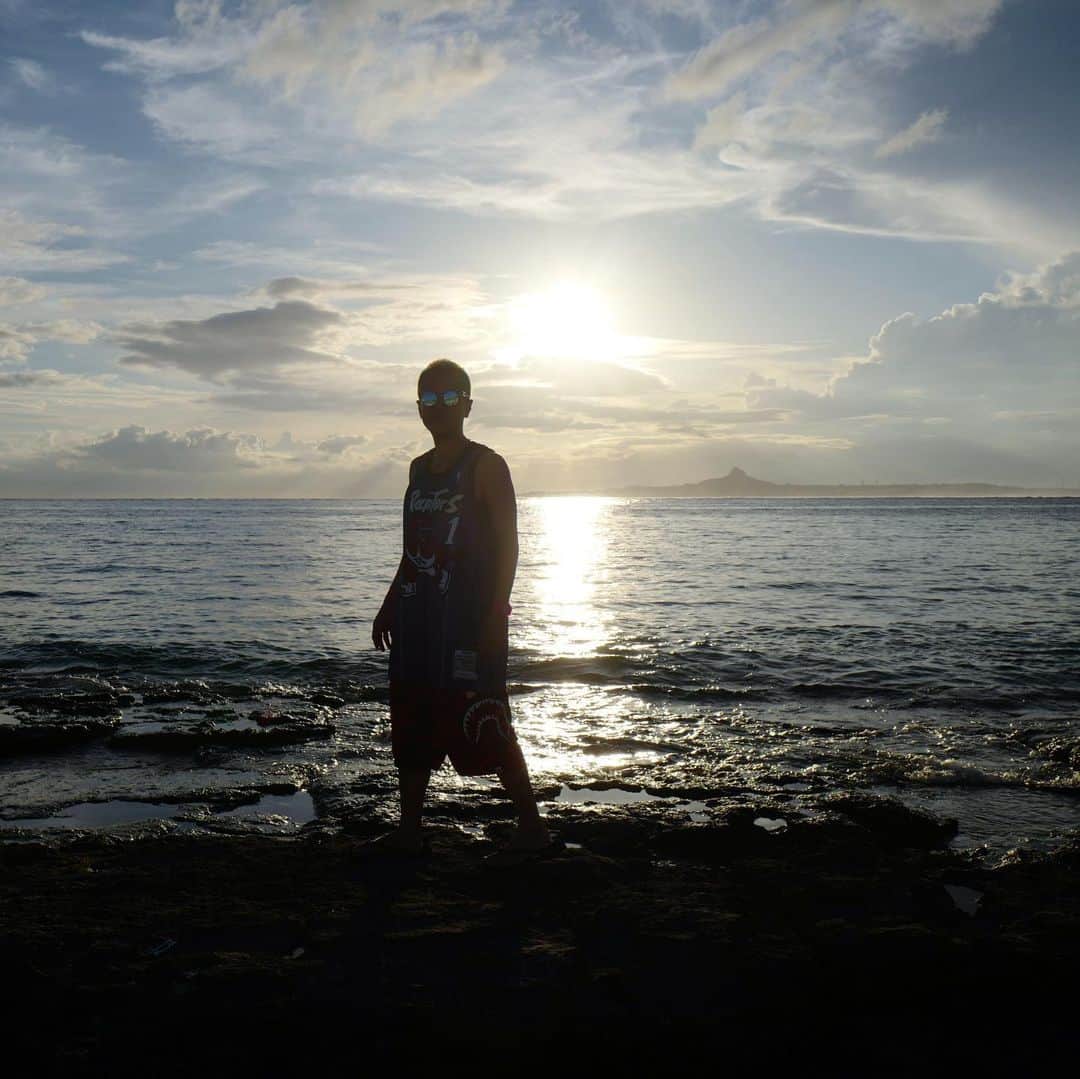 照屋 健太郎さんのインスタグラム写真 - (照屋 健太郎Instagram)「🦕🦖久しぶりに沖縄北部の自然を感じて、とてもリフレッシュできました。自然が壮大でホントもう海外みたい😂景色が全然違うことを改めて実感しました。今から那覇に戻って毎週火曜定例の @trylabo ミーティング。今日は @noriki_curly_kix_trylabo による渾身のスピーチがあるのでとても楽しみにしています📝 . . #沖縄 #恐竜ヘア #mitchellandness #mitchellness #nba #basketball #TorontoRaptors #bape #gshock #okinawa #mtg #leica #leicaq #leicacamera」9月10日 9時33分 - libertyforce_teruya