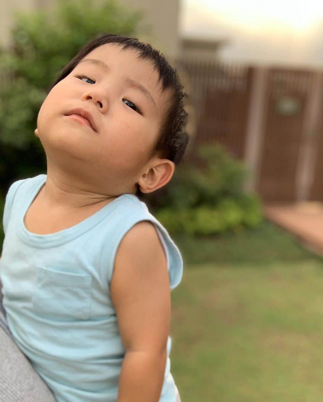 藤田志穂さんのインスタグラム写真 - (藤田志穂Instagram)「まだまだ鼻垂れ赤ちゃんなんだけど、ふとした瞬間に少年が現れる。。。👦 ・ そんな時に、来月には２歳の誕生日だと気付く🤭 ・ アレルギー対応の可愛いオーダーケーキ出来るところないかなぁ？🤔 ・ #1歳10ヶ月 #鉄男 #どこでも #ドクターイエロー #どこでも #寝そべって #走らせるよ  #しかも #顔のスレスレ #靴はこれしか履いてくれない #癖強め #相変わらず #顔は父 #性格は母 #卵アレルギー #来月誕生日 #ふじたの子育て」9月10日 9時48分 - shiho_fujita44