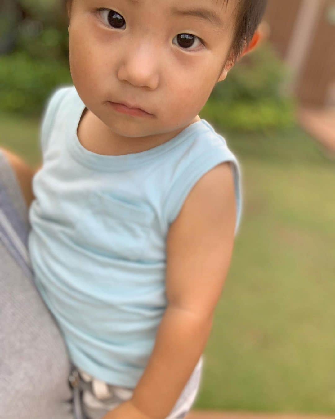 のインスタグラム：「まだまだ鼻垂れ赤ちゃんなんだけど、ふとした瞬間に少年が現れる。。。👦 ・ そんな時に、来月には２歳の誕生日だと気付く🤭 ・ アレルギー対応の可愛いオーダーケーキ出来るところないかなぁ？🤔 ・ #1歳10ヶ月 #鉄男 #どこでも #ドクターイエロー #どこでも #寝そべって #走らせるよ  #しかも #顔のスレスレ #靴はこれしか履いてくれない #癖強め #相変わらず #顔は父 #性格は母 #卵アレルギー #来月誕生日 #ふじたの子育て」