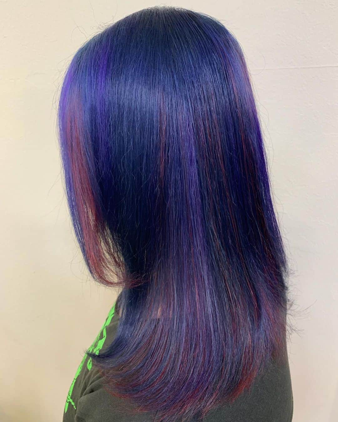 salon PRATiNO(サロンプラチノ)のインスタグラム：「. 💙NAVY / RED / PURPLE ❤️. . ネイビーベースにレッドとパープルのメッシュを散りばめてド派手に❣️ 派手なカラーをワンカラーではなく 何色も入れる贅沢なスタイル🥺💞 結ぶことが多いとのことだったので、 結んだ時に綺麗にメッシュが出るように配色しました👍🏾 . . 【CLAVIS PRATINO】 ◇火曜日～土曜日 11:00～20:00 ◇日曜日 11:00～18:00 ※時間外はお問い合わせください。 愛知県名古屋市中区錦3-4-19石垣ビル７Ｆ ☎︎052-962-7017 . #hairstyle #hair #cornrow #braids #clavispratino #spiralperm #pratino #hairsalon #nagoya #haircolor #love #派手髪 #外国人風カラー #バレイヤージュ #グラデーション #コーンロウ #ブレイズ #スパイラルパーマ #特殊ヘア #ブラックヘア #美容室 #ヘアサロン #ヘアスタイル #ヘアカラー #クラビスプラチノ #名古屋 #栄 #錦」