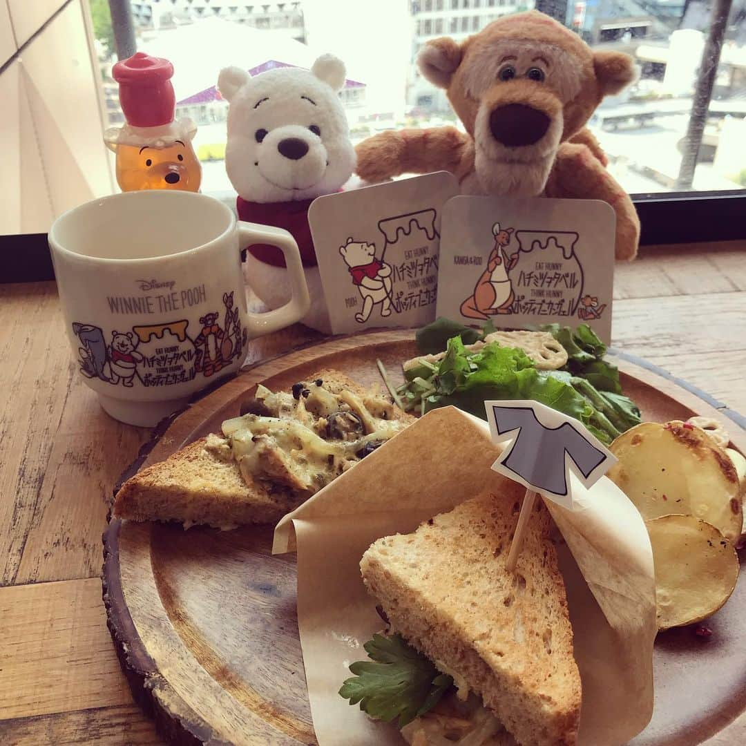 睦さんのインスタグラム写真 - (睦Instagram)「第2期の はちみつカフェで。  プーさんと カンガとルーの コースターをゲット。  サンドウィッチ、 美味しかったです😊  今回も、 コースターを コンプリートしたいなぁ。  #はちみつカフェキャンペーン  #think  #ぷーさん  #小田急  #honey  #くまのプーさん  #はちみつカフェ  #カフェ  #storystory  #プーさん  #新宿  #shinjuku  #期間限定  #cafe  #pooh  #winniethepooh  #odakyu  #poohbear  #ぬい撮り  #作詞家  #限定  #哲学  #hunny  #ssw  #作詞家  #lyricist  #モデル  #model  #井上睦都実  #睦」9月10日 9時43分 - mutsumi1220