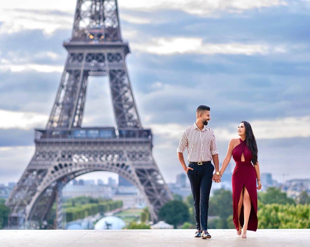 laurag_143のインスタグラム：「What happens in Paris, stays in Paris 😳 JK new vlog going up today, who’s excited?! 😱❤️」