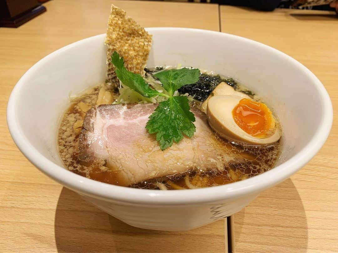 SUSURUさんのインスタグラム写真 - (SUSURUInstagram)「大阪の真鯛ラーメン！ 府内に3店舗を展開しているグループ店です。 背油が浮かぶ醤油味のスープは鯛の旨味がじんわり。 こちらに来たなら鯛の漬け丼はマスト！ 鯛の素材そのものの味を生かすためにあえて浅漬けにしてあるとのことで、ブリン！と弾けるような食感も印象的でした🍥 #susuru_tv #1369日目 #うまい麺には福来る #天五店 #天満 #大阪 #鯛香る醤油らーめん #宇和島風鯛めし #うまい  #ラーメン #らーめん #ramen #ラーメン部 #ramennoodles #毎日ラーメン生活 #麺スタグラム #japaneseramen #japanramen #foodstagram #foodie #noodles #instanoodle #instaramen #instafood #大阪ラーメン #鯛ラーメン  #osaka」9月10日 9時57分 - susuru_tv