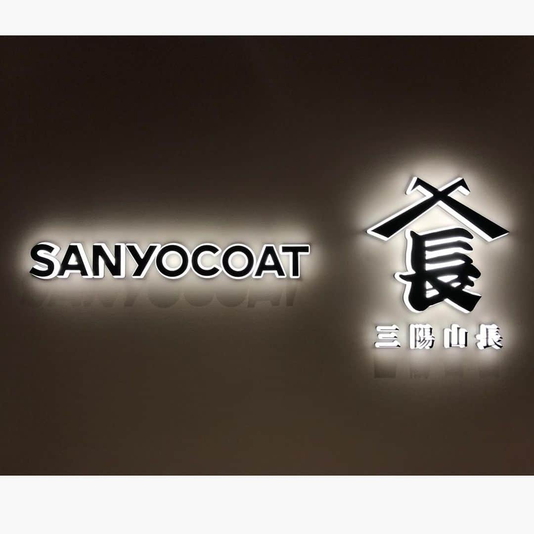 ayakoさんのインスタグラム写真 - (ayakoInstagram)「永く着たい、ベーシックなコートが勢揃いの @sanyo_coat を見に行ってきました♛ ⁎⁺˳✧༚ ・  1枚目で着てるトレンチは肩の切り替えがないから、かっちりしすぎずにどんなスタイルにも合わせやすいデザイン🌟私はこのタイプのトレンチコートが大好き‼︎ ・ 3枚目はユニセックスで着られるコート モコモコもチェック柄も好みで素敵すぎてため息...☺️💭 ・ 4枚目のステンカラーコートは同色の太めステッチがさり気なく効いてるのがツボ⁎⁺˳✧༚ ・ この時期って、コート選びのワクワクが楽しい〜〜😆💖 ・ #100年コート#sanyo#三陽商会 #アウター#アウター選び#トレンチコート#ステンカラーコート#コート選び#ベーシック#シンプル#simple#basic#trenchcoat」9月10日 9時50分 - aya.masayan