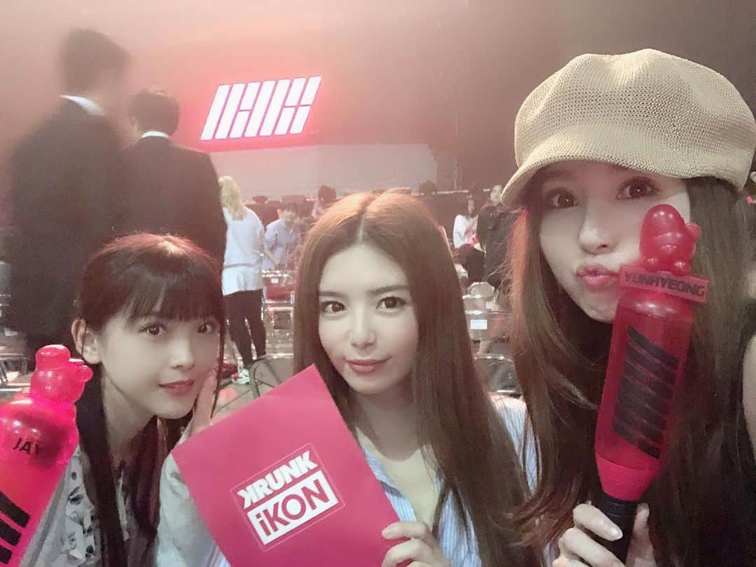 のインスタグラム：「この前、iKONのライブに行ってきたよん💗 2Days٩꒰๑❛▿❛ ॢ̩꒱ . まず、ライブやってくれて本当にありがとう😭 いろいろあって、ライブも中止になっちゃうんじゃないか？！とか思ったけど、ちゃんとやってくれたー😭 ハンビンがいないiKONは、やっぱり寂しいけど… でも、カバーしようとみんな頑張ってるのが伝わって、コニギちゃん達もきっと同じ想いだったんだろうなぁー💦 泣いてる子もいっぱいいて… メンバーの目にも😢  これからどんなiKONになっていくのかは分からないけど、逆に楽しみにして応援していこうと思った✨ とーーーっても楽しいライブだった💗 3人でいっぱい盛り上がったよん♪  グッズのランダムは買っちゃうタイプですーw 推しのうちわも、交換してもらって… 手に入れたぜいっ💗 満足💗 次は12月だっ:.゜ヽ(*´∀`)ノ゜.:。 ゜  #ikon #コニギ ＃ユニョン推し ＃ドンちゃんも好き ＃結局みんな好き ＃ジナンくんは何であんなにエロいい男なの？！ #幕張 #楽しすぎた #癒し ＃ありがとう」