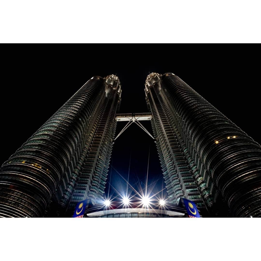 峯岸伽奈のインスタグラム：「. . .  下から煽るシリーズ  #mytwintowers  #kualalumpur  #sonya7ii #zeisslens #16mm  #bealpha #sonyalpha #広角レンズ #クアラルンプール」