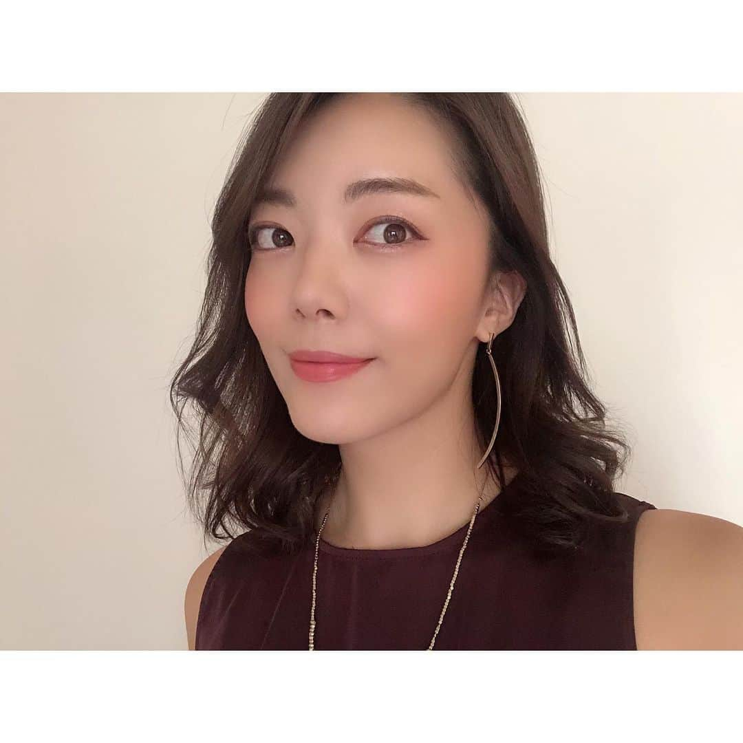 今村仁美さんのインスタグラム写真 - (今村仁美Instagram)「まだまだ残暑続くけど、 メイクもお洋服も秋ものにチェンジ♡ 最近は、お肌のためにも自然派重視😊 ドイツ生まれのDrハウシュカ を使ってます💄 肌や唇に乗せるとすごい発色がいい🤤 ここから買えるよ⬇️ . . ★ブラッシュデュオ 04 https://www.drhauschka.jp/product/6373/ ★リップスティック 20 https://www.drhauschka.jp/product/6383/ ★ボリュームマスカラ 05 https://www.drhauschka.jp/product/6377/  スワイプしてね>>>> . . . #drhauschka #Drハウシュカ #ドクターハウシュカ #ナチュラルコスメ #オーガニックコスメ #限定メイク #秋冬メイク #ナチュラルメイクアップ #植物エキス #敏感肌 #ゆらぎ肌 #アイメイク #目元ケア #認証オーガニック #ブロンジンググロウパウダー #チーク #リキッドリップカラー #リップケア#beauty#love」9月10日 10時28分 - imamura_hi