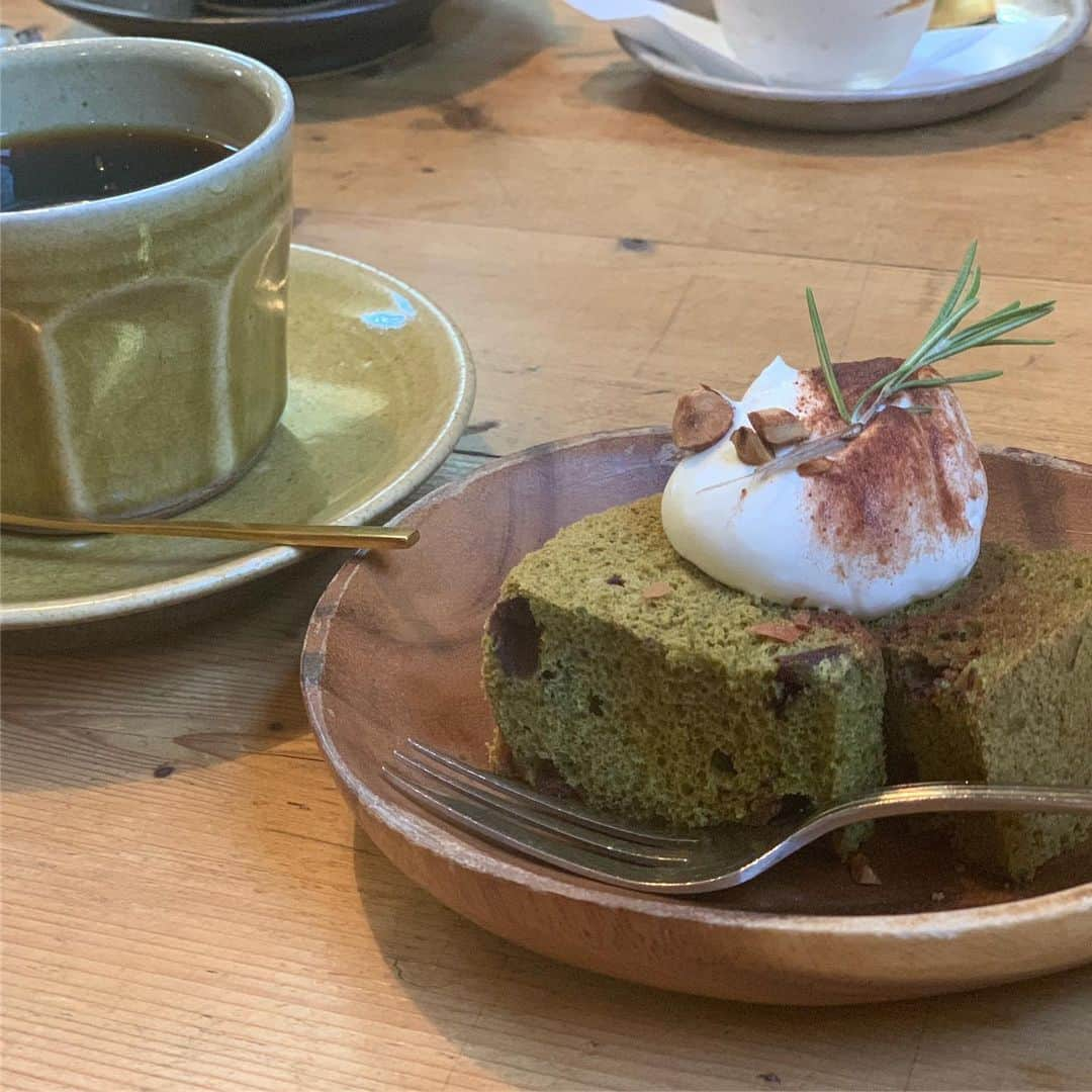 青山有紀さんのインスタグラム写真 - (青山有紀Instagram)「淡路島に住む 愛する奈央ちゃん @naokenmotsu に会いにいきました💕奈央ちゃんは女性が内側から輝くための様々な活動をしていて、愛に満ち溢れた素晴らしい人🌹❤️✨彼女が心を込めて創り出す #インカローズ美容液 が本当にすごいんです🌹😍安心安全な材料選び、香り、使い心地、全てにこだわった最高品質の美容液です。女性の全て（膣、顔、全身）に使えるのでスキンケアポーチを丸ごと忘れて行ったこの日も大活躍😍😂🌹 デリゲートゾーンケアに使うと膣内がポカポカ温まり、子宮の冷え解消にも効きそう✨ 実はこの冬、奈央ちゃんと2人で女性のためのイベントをします！ そのためにこれからインカローズ美容液を生産してもらうんです🌹❤️ 詳しくはまた追ってお知らせしますね！ お楽しみに❤️」9月10日 10時34分 - yukiaoya