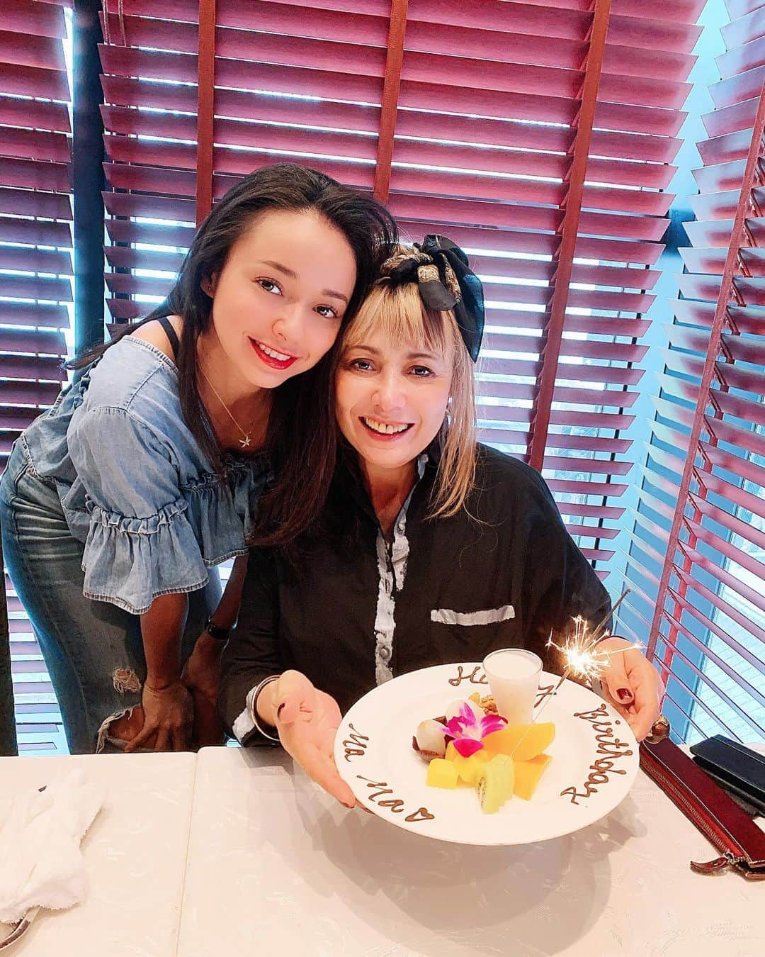 吉田セイラのインスタグラム：「Happy birthday 🥳 mama ❤️ 5日の日は、ママのお誕生日で中華食べに行きました😊毎年ママの誕生日を祝えて、嬉しい😊😆 #happybirthday #mama #mother #goodvibesonly #goodday #respect #love #family」