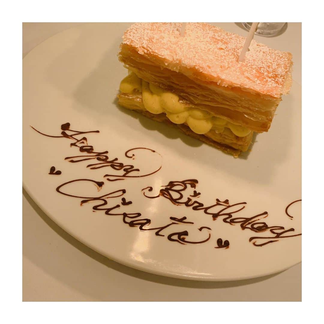 森下千里のインスタグラム：「My birthday 🎂 dinner.  さりげないサプライズは、 どんな女の子だって、 何才になっても、大好きだと思う。  幸せって言葉にすると、 安っぽくなるような気がしてしまうけど、 でも、文字通り、幸せな誕生日です☺️ えへへのへ。 . . . “Chisato”と、 名前を呼んでくれるのは、 誰かいるかなーー！と、文字を見てぼんやり。  呼び名なんて、気にすること、 あんまりないけどね😊 . .  #birthday #ありがとうございます #ちーちゃん 多め」