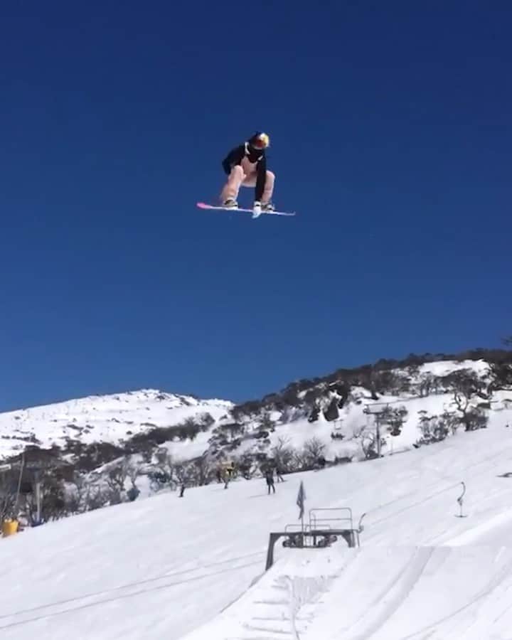 レッドブルのインスタグラム：「our 6-second reaction broken down: 😬 😯 😱 😆 👏 . 🏂: @ormerodkatie #redbull #givesyouwings #snowboard #snow #flip #backflip #doublebackflip」
