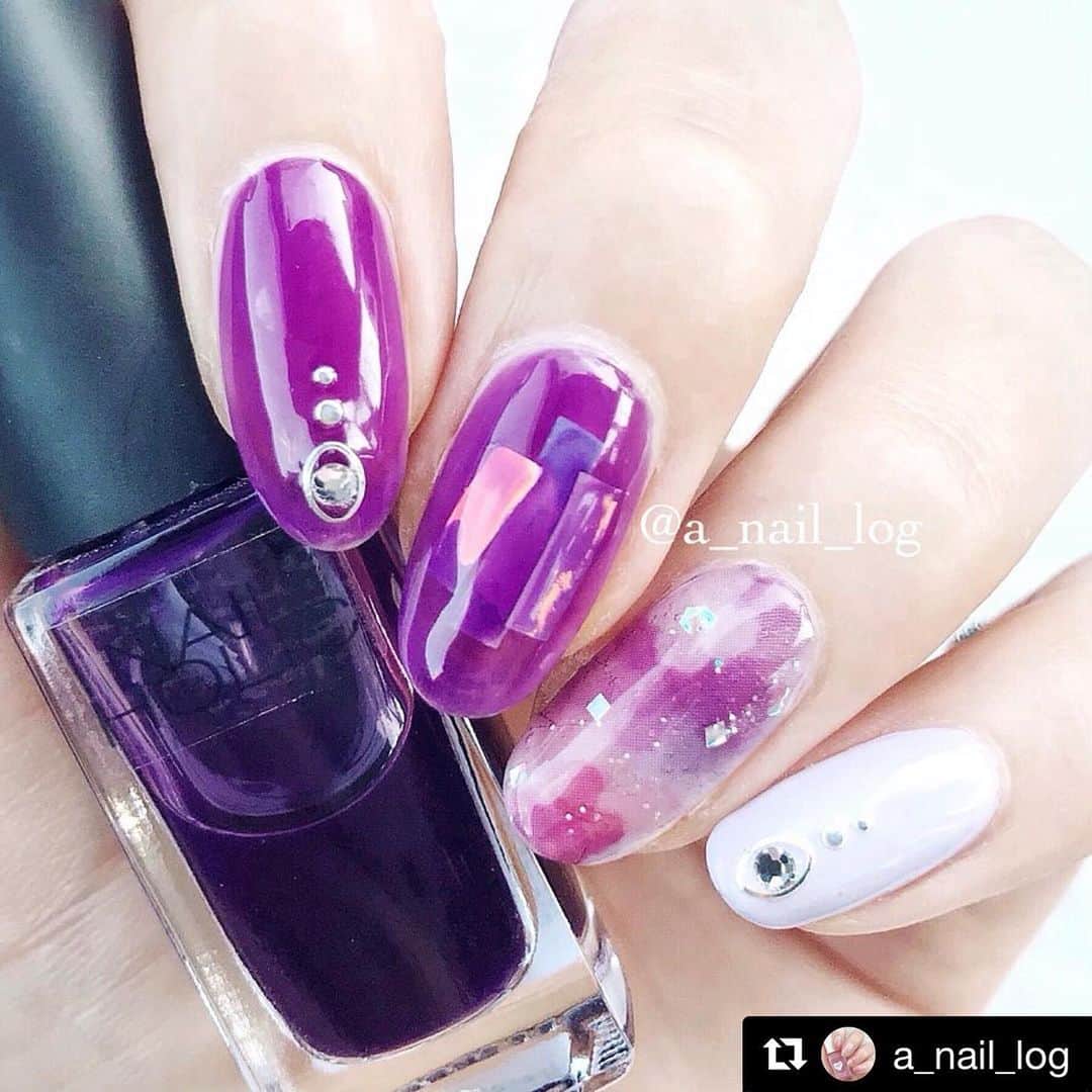 のインスタグラム：「@a_nail_log さん PLANET NAIL Basic Line PLB14 トレミーの秘密 を使用したネイルアレンジのご紹介ありがとうございます💅 #planet_jp #planetnail #プラネットネイル ・ #Repost @a_nail_log with @get_repost ・・・ ㅤㅤㅤ ㅤㅤㅤ ■NAIL HOLIC #PU107 ■snidel（sweet付録） ラベンダー ■PLANET NAIL #トレミーの秘密 ■しずくネイルシール #水彩花柄 ㅤㅤㅤ ストーリーでフライングしちゃいましたが ぶどう狩りに行った日のネイル🍇 ㅤㅤㅤ パキッとした紫は持っていなかったので 新しくPU107を買いました💅🏻 キレイなクリアパープル🦄💜 買ってよかった〜🥺✨ ㅤㅤㅤ もやもや部分は安定のシール頼りです😂 トレミーの秘密を少し重ねてキラキラに💫 ㅤㅤㅤ NAIL HOLICアンバサダーの 賞品が私にも届いたので、 次はそれを使ったネイルにしようと思います😍 @nailholic_kose 様ありがとうございます🙇‍♀️💕 ㅤㅤㅤ」