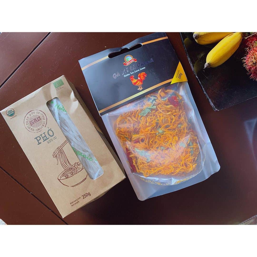 有村実樹さんのインスタグラム写真 - (有村実樹Instagram)「🛍﻿ ホーチミンで買ったもの。﻿ ﻿ 🍜オーガニックフォー﻿ 🍽インスタントのチキン(なんだかわからないけど買ってみました。わかる方いたら教えてください🙏)﻿ ﻿ 🍃小皿﻿ 🦋はし置き﻿ ﻿ 🌟ランジェリーポーチ﻿ 🐠金魚の巾着﻿ ﻿ ﻿ ﻿ 他にも色々。 また後日ご紹介します😊﻿ ﻿ ﻿ ﻿ ﻿ #お買い物 #お土産 #ホーチミン #ベトナム #雑貨 #旅行」9月10日 11時00分 - arimura_miki