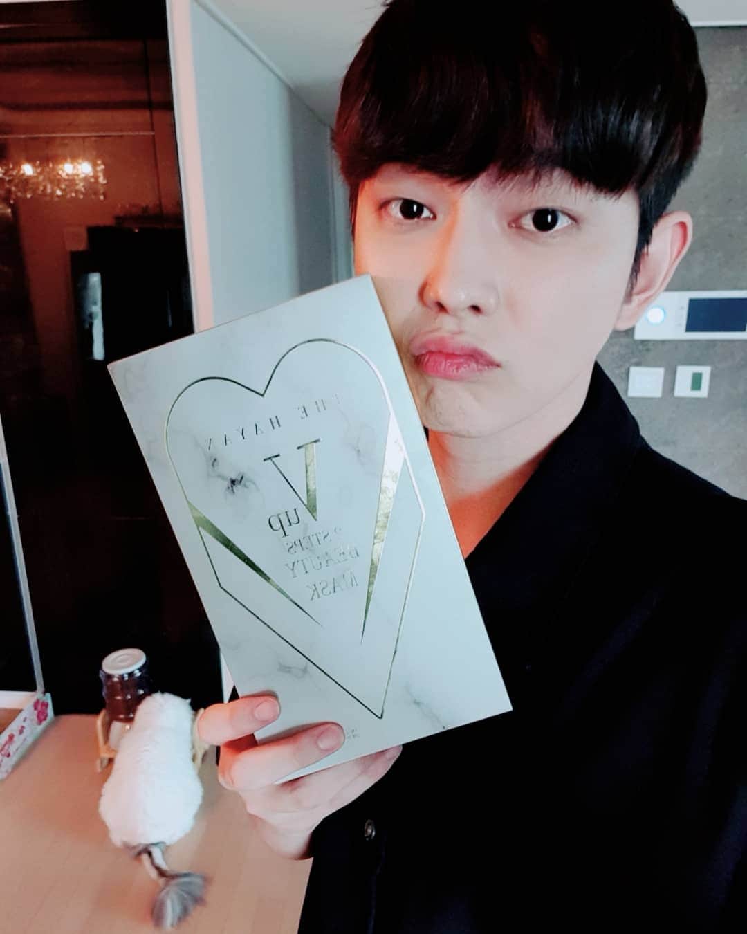 ユン・ギュンサンのインスタグラム：「#더하얀 누나 축하한데이! 승승장구하자잉! #더브이업마스크」