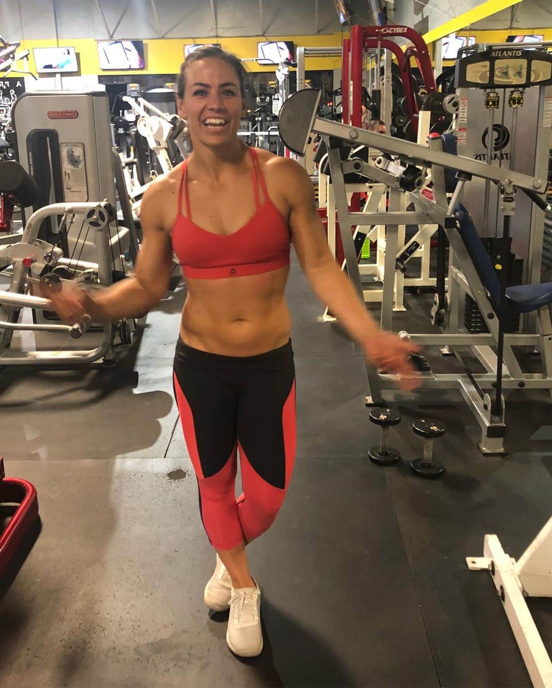 Camille Leblanc-Bazinetさんのインスタグラム写真 - (Camille Leblanc-BazinetInstagram)「Okay trying to take pictures is hard 🤣🤣🙈🔥🔥🔥 “  Loving my fire 🔥 red outfit and got a good day of work and training 🙌🏽💥 “  Now time for food!! #needhelpforposing #notagoodingluenceryet #picturesarehard #whattodowithmyhands #whoami #zoolander #cantturnleft #ferocefitness」9月10日 11時19分 - camillelbaz