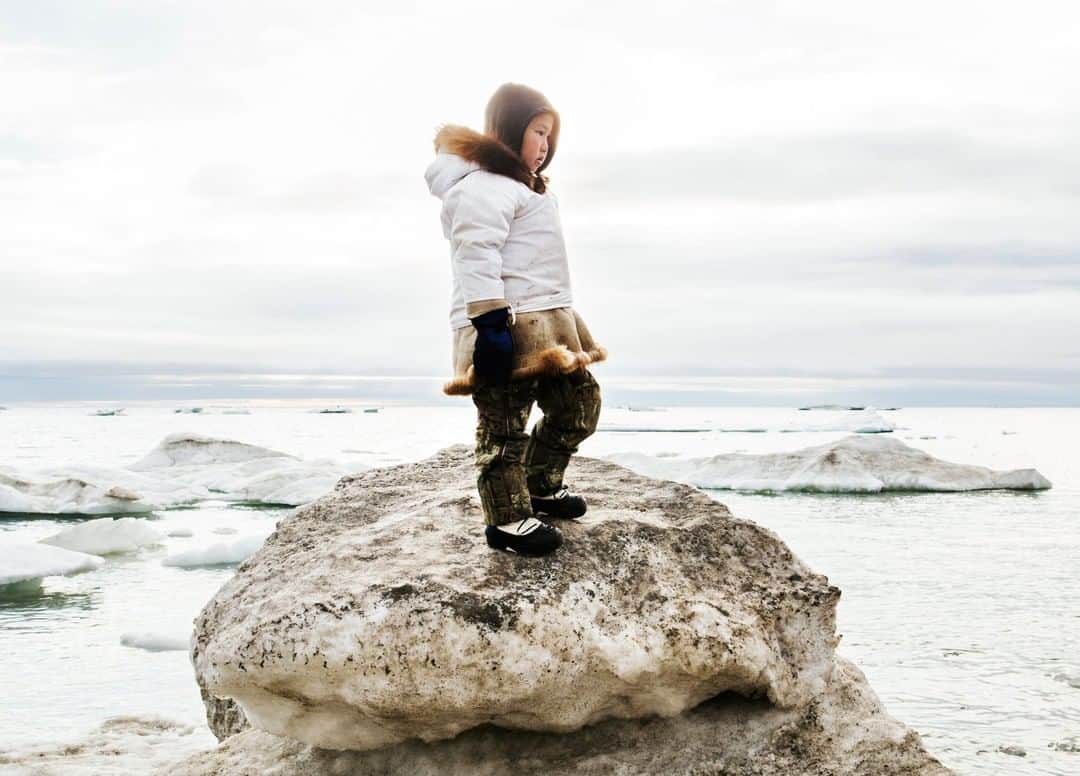 のインスタグラム：「Photo by Katie Orlinsky @katieorlinsky | Leo Sage returns to town in Utqiagvik, Alaska, after hunting bearded seals with his father by boat in the Arctic Ocean. They were unsuccessful.  For thousands of years, Inupiat villagers along Alaska’s North Slope have hunted marine mammals such as seal, walrus, and whale. Hunting, fishing, and foraging for food, known as subsistence, remains one of the most significant aspects of life in Inupiat communities. A child’s first seal hunt is an important rite of passage, especially now as these traditions are being challenged as a result of climate change.  July was officially the warmest month in Alaskan history, and Utqiagvik, the northernmost town in the United States, has been labeled “ground zero for climate change.” With Arctic permafrost thawing much faster than expected, the resulting release of carbon gases could drastically speed up climate change—and communities like Utqiagvik will feel it first.」