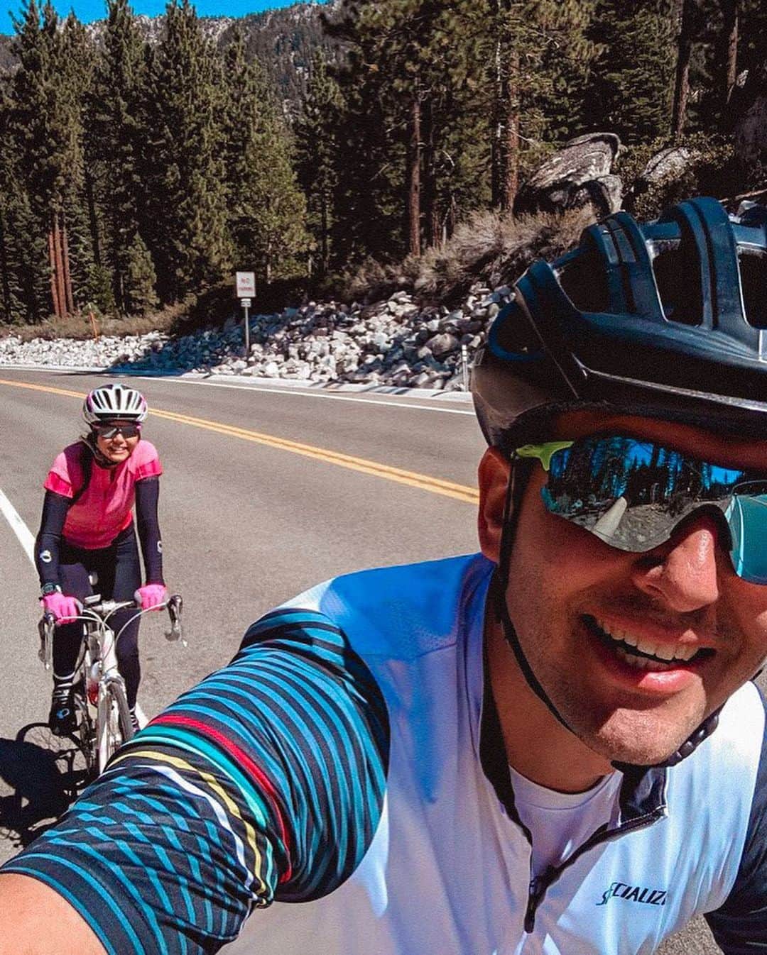 ティファニー・アルボードさんのインスタグラム写真 - (ティファニー・アルボードInstagram)「🎉 I did it! 💃 I cycled 72 miles around Lake Tahoe - holy cow, what a ride!! 😍 #TourDeTahoe  So 4 of my brothers signed up for this race a few months ago & naturally I always wanna keep up w/them so I signed up too 😅 (I maybe needed some more training) lol, but it was AMAZING! 🤗 Here’s some pics from the day ❤️🙌 - - Okay so this was one of the most beautiful but also most difficult things I’ve done. It was 5hrs 30mins of riding on the bike with rest/refuel stations along the way making it 7hrs from start to finish! There was also 4,000+ feet of vertical incline! (fun stuff 😳😅)! I couldn’t get my bike to switch to the lowest gear at first, so on the first hill my brother @vagueone helped me get my gears to shift (thankfully or I wouldn’t have been able to do it haha)! It made me so grateful I had my brothers there to help and give guidance and prep me a little! It was also 40 degrees F when we started so it was COLD 🥶 haha. (Hence the layers) The fresh air & beautiful scenery def made it worth it and I also feel like it was a cool bonding experience with my brothers! Side note: now I wonder what other things I can push myself to do as half the battles in life are 👉 mental! Aye!? 🤷‍♀️ You can always keep going if you tell yourself to so... hmm 😂🤔」9月10日 11時30分 - tiffanyalvord