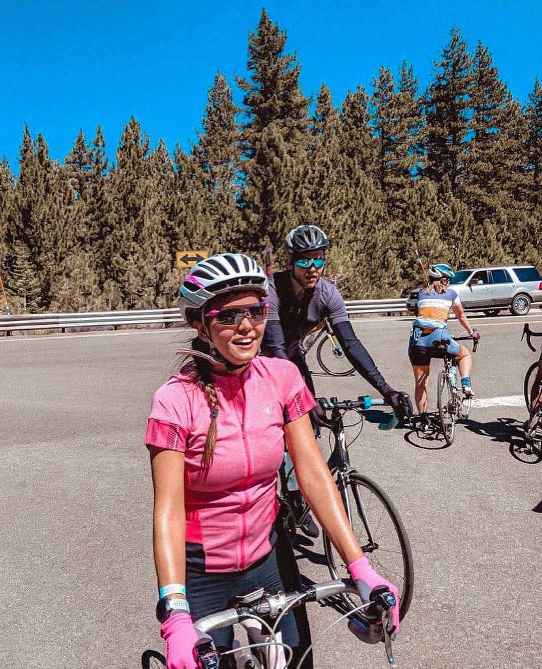 ティファニー・アルボードさんのインスタグラム写真 - (ティファニー・アルボードInstagram)「🎉 I did it! 💃 I cycled 72 miles around Lake Tahoe - holy cow, what a ride!! 😍 #TourDeTahoe  So 4 of my brothers signed up for this race a few months ago & naturally I always wanna keep up w/them so I signed up too 😅 (I maybe needed some more training) lol, but it was AMAZING! 🤗 Here’s some pics from the day ❤️🙌 - - Okay so this was one of the most beautiful but also most difficult things I’ve done. It was 5hrs 30mins of riding on the bike with rest/refuel stations along the way making it 7hrs from start to finish! There was also 4,000+ feet of vertical incline! (fun stuff 😳😅)! I couldn’t get my bike to switch to the lowest gear at first, so on the first hill my brother @vagueone helped me get my gears to shift (thankfully or I wouldn’t have been able to do it haha)! It made me so grateful I had my brothers there to help and give guidance and prep me a little! It was also 40 degrees F when we started so it was COLD 🥶 haha. (Hence the layers) The fresh air & beautiful scenery def made it worth it and I also feel like it was a cool bonding experience with my brothers! Side note: now I wonder what other things I can push myself to do as half the battles in life are 👉 mental! Aye!? 🤷‍♀️ You can always keep going if you tell yourself to so... hmm 😂🤔」9月10日 11時30分 - tiffanyalvord