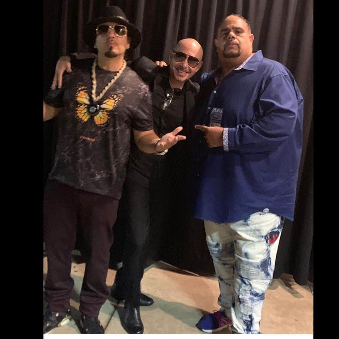 ベイビー・バッシュさんのインスタグラム写真 - (ベイビー・バッシュInstagram)「Always A treat when me and @pitbull Meet!! Backstage with my Manager Big Heavy!! #WeGoWayBackLike8Track #BashTown #OurShowsBeLitt」9月10日 11時38分 - babybash