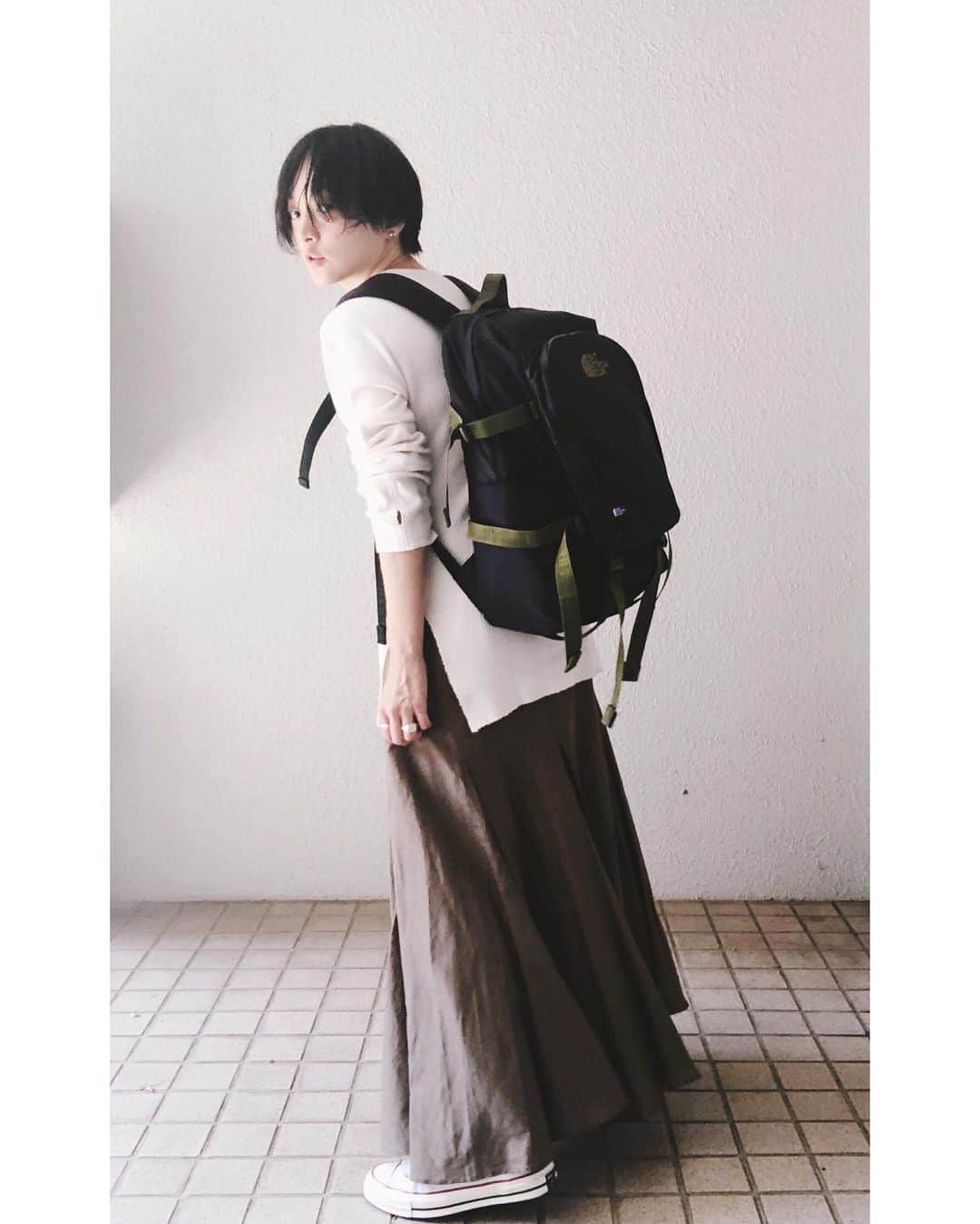高山都さんのインスタグラム写真 - (高山都Instagram)「機内は出来るだけ楽チンで、寒くなくて、着圧ソックス履いてもバレない、トイレに行きやすい、現地に着いても手抜きに見えない…そんな格好をしようと、ここ数年旅が増えて、学びました。 #都ふく 10月に発売になる @framework.jp とコラボしたスカートが、ものすごく使えて良いので、今回の旅にも連れて行くことに。 これ、シルクコットンで軽くて、動くとシルエットが綺麗で、履いてて快適！！ 行きはカーキを、サーマルとリュックで。 リュックの中は、ビーサンとかストールとかヘッドフォンとか本とか、色々入ってる。」9月10日 11時40分 - miyare38