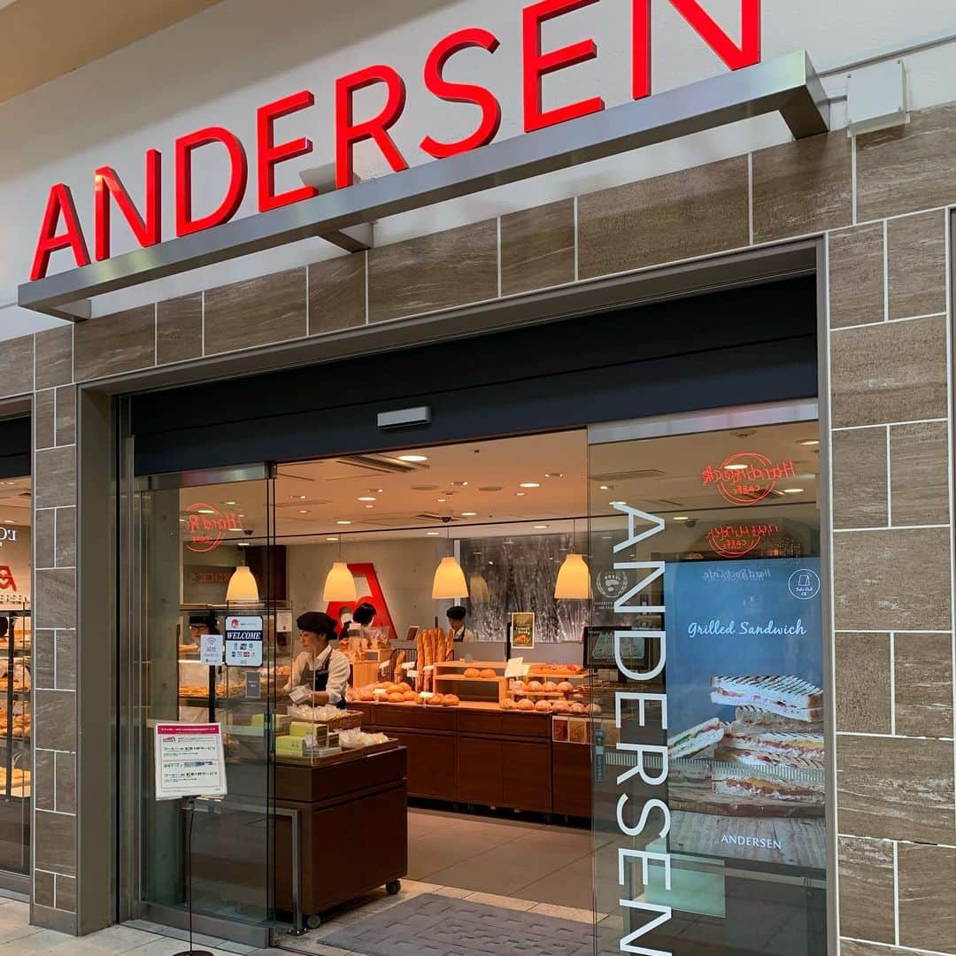 ANDERSEN アンデルセンさんのインスタグラム写真 - (ANDERSEN アンデルセンInstagram)「アンデルセンアトレ上野店  ホットサンドなどカフェメニュー🥪が新しくなり、カフェスペースも綺麗になって、リニューアルしました✨ . オーダーをいただいてから焼き上げるサンドイッチは、作りたて&とろけるおいしさ。  ご購入いただいたパンも、店内にあるアラジン「グラファイト グリル&トースター」でリベイクして、よりおいしくお召し上がりいただけます☺︎ . 朝食やティータイム、仕事の合間に… パンやサンドイッチを片手に、座り心地のよい椅子で、ヒュッゲなひとときをお過ごしください◎ . . . 鹿児島産さつまいも「紅はるか」を使ったファーマーズブレッドや、胡桃のパンなど、秋らしい商品もおいしそうに並んでいます。  チーフの力作、飾りパンも秋の装い🍁 . 上野店オリジナル、パンダのパンもご用意して、皆さまのご来店を笑顔でお待ちしております🐼 . ヒュッゲとは、「人と人とのふれあいから生まれる、温かな居心地のよい雰囲気」という意味のデンマーク語です🇩🇰 . #アンデルセンアトレ上野店 #上野 #アトレ上野 #上野駅 #上野公園 #パン #ベーカリー #アンデルセン #ホットサンド #サンドイッチ #アンデルセンのパン #ファーマーズブレッド #パンダ #🐼 #カフェ #上野カフェ #モーニング #上野モーニング #上野朝食 #ランチ . #andersen #bread #bakery #farmersbread #hygge #danishpastry #sandwich #ueno #morning」9月10日 11時40分 - andersen_official_jp