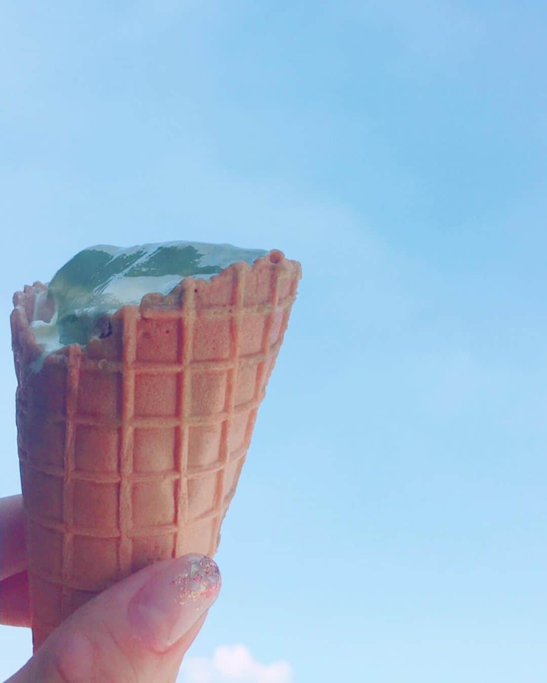 新田恵海さんのインスタグラム写真 - (新田恵海Instagram)「秋の空と、食べかけのソフトクリーム🍦  #久しぶりのつんスタ投稿」9月10日 11時44分 - tnstagram1210