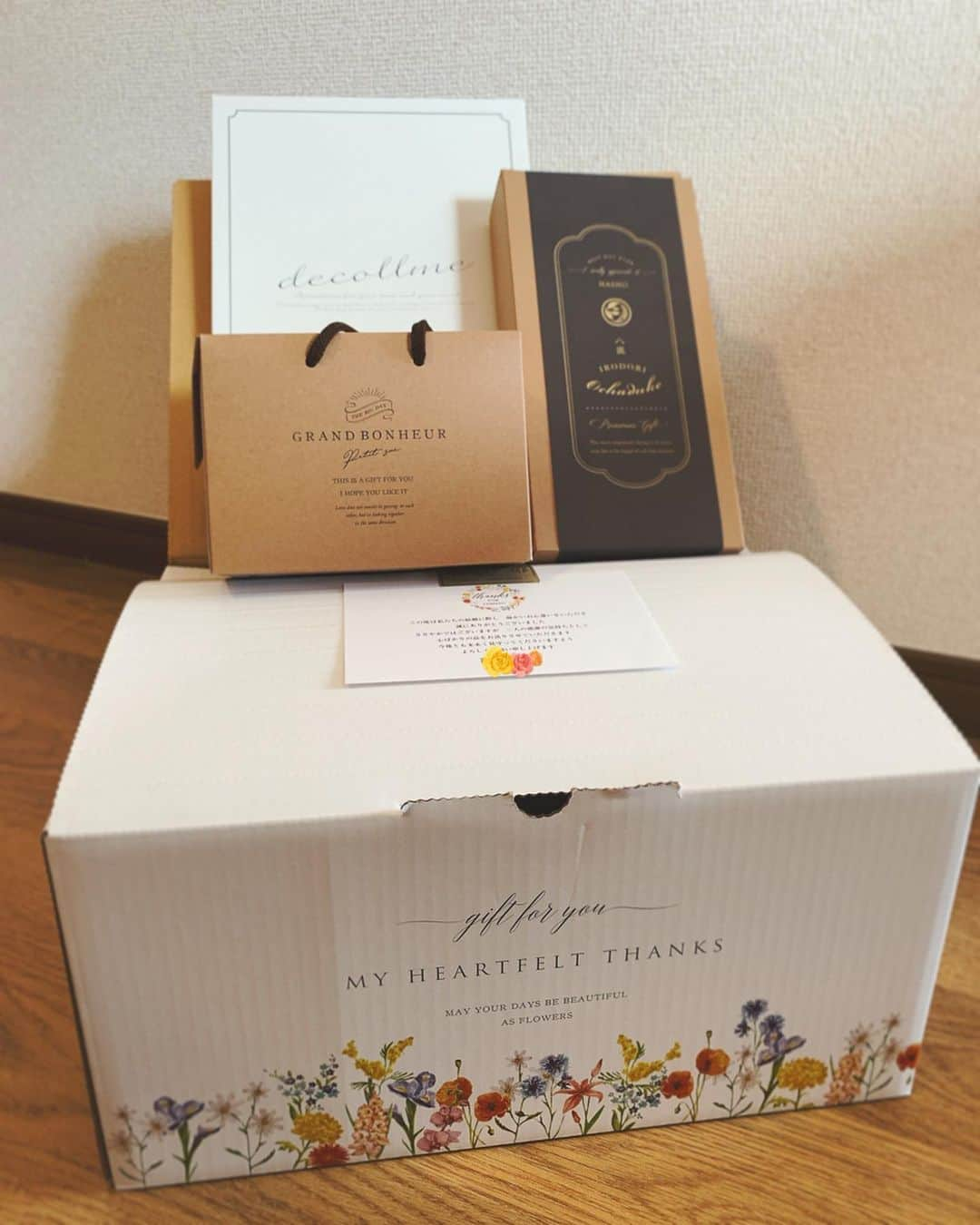 来夏さんのインスタグラム写真 - (来夏Instagram)「#🎁 嬉しいお届け物が届きました🌼  後日引き出物が届くサービスで  遠方だと当日かさばってしまったり 荷物重くなっちゃうから って🥺 私はまだ先になるけど 自分の式のとき活用したいなと思ったよ🎈  入ってるとうれしい 選べるカタログみるのわくわくするよね😙 #wedding #PIARY #ピアリー #引き出物 #引き出物宅配」9月10日 11時49分 - rairairaika