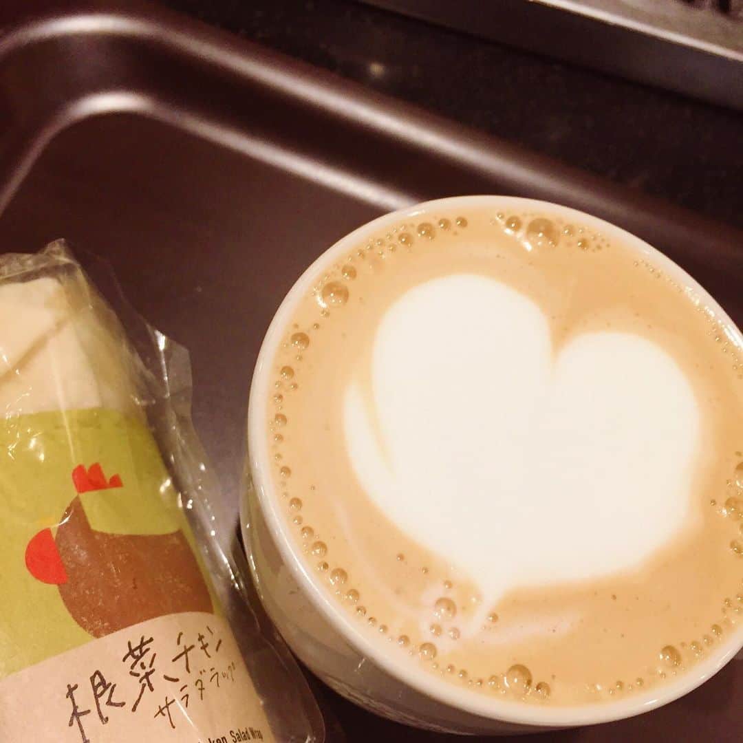 甘栗いるふのインスタグラム：「これはとてもインスタだろ！どやぁ！！ #starbuckscoffee #ラテアート #lunch #根菜チキンラップうまい」