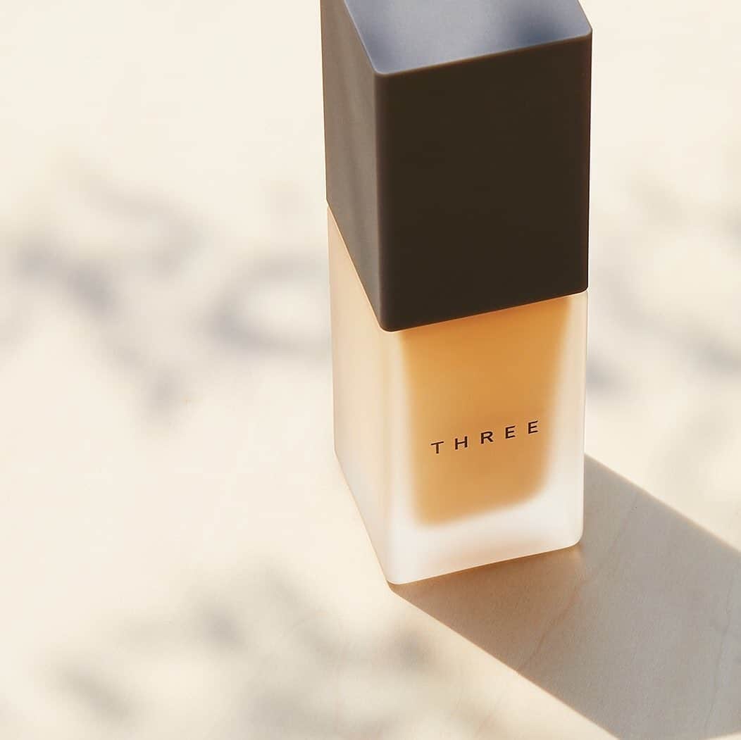 のインスタグラム：「＜この秋の”SECOND SKINCARE” 003＞ . 秋の入り口でもある今の時季、肌が急にぎゅっと縮んでくるような、 突然の乾燥に悩みはじめる方も少なくないはず。 そこで今日は、「乾燥による肌悩み別・セカンドスキンケア発想の下地＆ファンデーション」をご紹介します。 . 1、【毛穴や凹凸が気になる肌へ】 「THREE アルティメイトプロテクティブ プリスティーン プライマー（トランスルーセント）」 or 「THREE アドバンスドハーモニープライマー（エレガンス）」 ＆ 「THREE コンプリートハーモニーファンデーション」 . 2、【色ムラが気になる肌へ】 「THREE アンジェリックコンプレクションプライマー」 ＆ 「THREE フローレスエシリアル フルイド ファンデーション」 . SNSでは5回に渡ってお届けする、この時季におすすめのアイテムや組み合わせを一覧で見たい方は、こちらから。 https://bit.ly/2RlqgW2 . 店頭でのパーソナルなカウンセリングも、ぜひご利用ください。 https://bit.ly/2khYUnF . #threecosmetics #オータムベースメイクアップ #セカンドスキンケア」