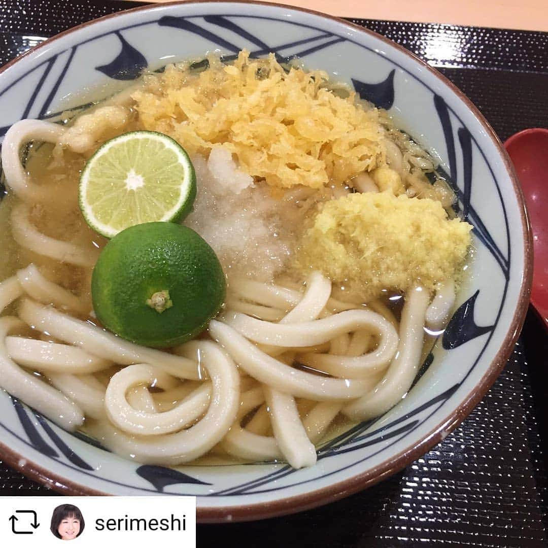 丸亀製麺さんのインスタグラム写真 - (丸亀製麺Instagram)「暑い日が続いて大変ですよね💦 熱中症にはお気を付けください！ #Repost @serimeshi ・・・ 暑くてお昼に食べたいものがなく、水分のみで過ごした。 陽が傾きカンカン照りが落ち着いたら、急にお腹がグーっと鳴る氣温に左右される私の食欲。 家に帰るまで持ちそうになくて、丸亀製麺にお世話になる。 すだちおろし冷ぶっかけという、涼しげなのを注文。(今日は並盛り) おいしくて更にお腹が空いてしまった。 とりあえず帰宅まで持つようになったから、おかわりはやめておこう。 #すだちおろし冷やしかけうどん  #丸亀製麺  #帰宅までの腹ごしらえ #今日の気分にぴったり  #よけいおなかすいた‼︎ #気温に左右されやすいお腹」9月10日 12時00分 - marugame_