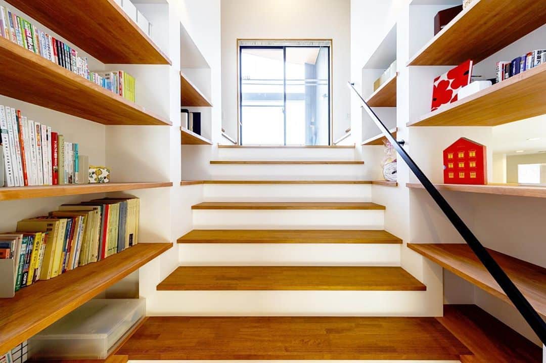 グルービーホームさんのインスタグラム写真 - (グルービーホームInstagram)「緩やかな階段横の両脇には造作棚が取り付けられています。📚🌱 インテリアを楽しみながら、収納力もアップ！ #一石二鳥#階段収納#造作棚#階段横収納#見せる収納#見せる収納棚#緩やかな階段 #デザインだけの家はつくらない。#グルービーホーム#自由設計#建築士#インテリアコーディネーター#注文住宅#木造住宅#インテリア#オリジナル造作家具#自然派住宅#トータルコーディネート#岡崎で家づくり#西尾で家づくり#こだわりの家#後悔しない家づくり#木の家#自然素材#くつろぎ#デザイン性#新築戸建 【資料請求✳︎イベント予約】 @groovyhome_event  @groovyhome_siryoseikyu」9月10日 11時53分 - groovy_architex
