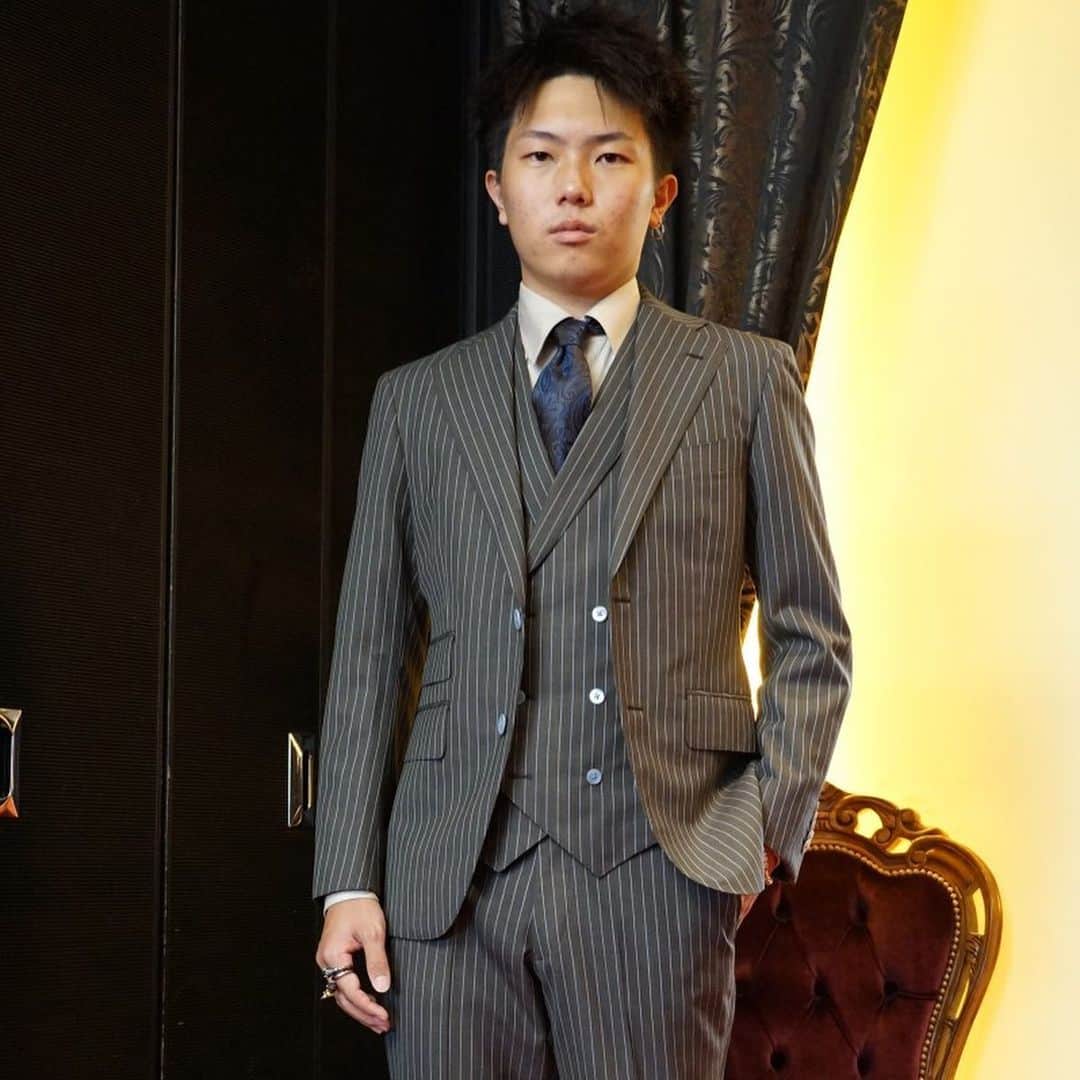 のインスタグラム：「ここ最近、続々とお問い合わせや、ご依頼を頂いておりますが、来年の成人式のスーツがスタートしております。 ・ 成人式のトレンドも袴から、オーダースーツへ。とことんこだわってオンリーワンのスーツスタイルにしましょう。 ・ 今年の一発目は7月にご注文頂いたT様。ありがとうございます。 9月末までが旧税率の8%でご注文が可能です。 10月からは消費税は10%になるので、お早目のご来店をおすすめさせていただきます。 ・ #成人式 #成人式袴 #成人式スーツ #成人式2020 #成人式男子  #bespoke #ordersuit #order #suit #businesssuit #mensfashion #japan #日本 #OSAKA #ビスポーク #ここでしか作れない #オーダースーツ #スーツ #オーダースーツ大阪  #大阪  #心斎橋 #南船場 #luxum #お洒落さんと繋がりたい #orangesuit #派手なスーツ #新成人と繋がりたい」