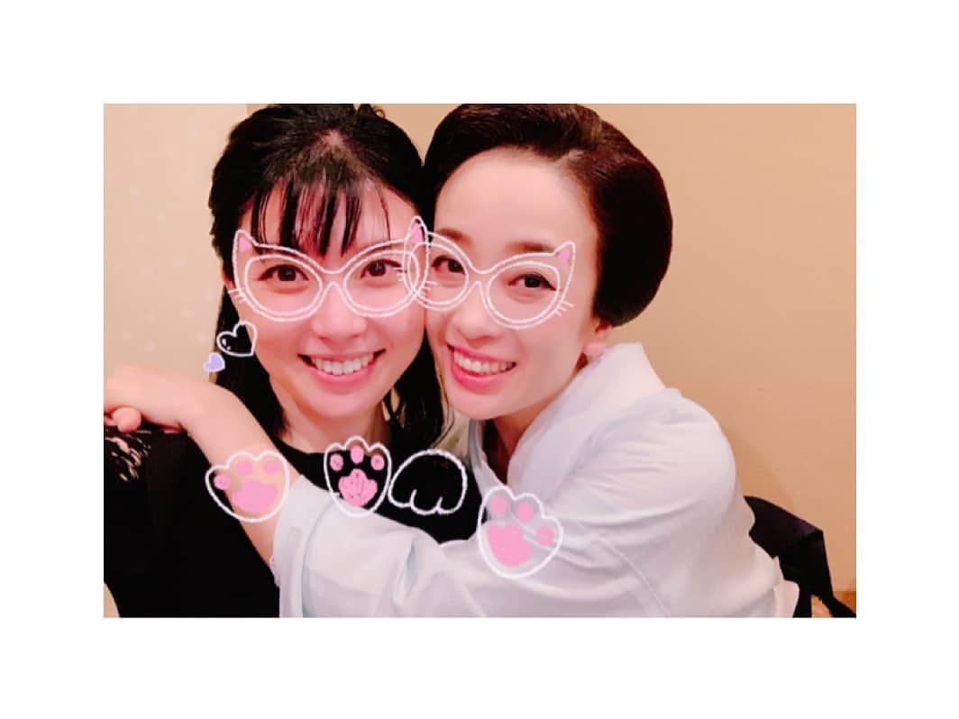 のインスタグラム：「ある朝、カメラロールを見ましたら祇園町の槇子ちゃんと楽しそうにしているお写真が。 一瞬、いつ撮ったかしら？！と思い記憶を辿りました。 そういえば二軒目で2人ともご機嫌さんで、きゃっきゃっ言いながら撮っていたことを思い出しました笑 果たしてシャンパンとワインを何本頂いたのかしら笑 それだけ楽しくお酒を飲める事って幸せなことですね✨ 感謝です。  ちなみに帰宅しましたら、何故か槇子ちゃんのハンカチが私のバッグに入っていたのはここだけのお話🤭 #gion #giongeiko #nishimuraya #makiko #kyoto  #japanesetradition #kyototradition #kyotoattractions  #祇園町 #祇園 #芸妓さん  #西村屋 #槇子 ちゃん #2人とも #二日酔い 笑」