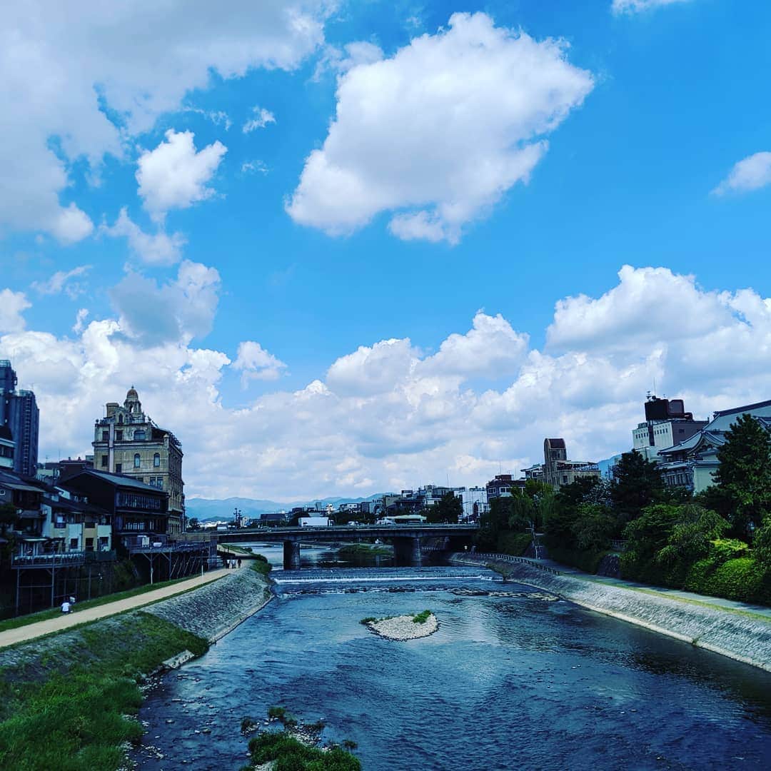 City of Kyoto Official Accountのインスタグラム：「Today's Kamo river in Kyoto.  2019年9月10日撮影。  #visitkyoto #visit_kyoto #kyotogenic #art_of_japan #japan_of_insta #loves_united_kyoto #kyototravel #japantrip #kyototrip #ig_kyoto #kyoto_style #kyotohiddengems #riverside #sunny  Kyoto Official Travel Guide http://kyoto.travel/en  #京都 #京都ジェニック  #未来に残したい京都  #京都好きな人と繋がりたい #とっておきの京都 #そうだ京都行こう #原風景  オフィシャルサイト「京都観光NAVI」 http://ja.kyoto.travel」