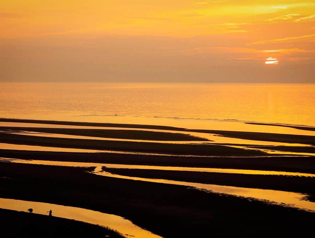 詩歩さんのインスタグラム写真 - (詩歩Instagram)「🌅﻿ ﻿ シマシマ模様の浜辺とオレンジ色の夕日。﻿ A sunset moment at Matama-beach. ﻿ ﻿ ﻿ ﻿ 大分県の真玉海岸は、日本夕日百選にも選ばれている海岸。﻿ ﻿ 水平線に沈む夕日が見られるんですが、その特徴は浜辺！﻿ ﻿ 干潮で潮が引いた時に浜辺に潮溜まり(海のみずたまり)が残るので、このようにコントラストが美しいシマシマ模様が描かれるんです。﻿ ﻿ (あれ、この潮溜まりの文章👆最近読んだな、と思った方は記憶力がすごい！2つ前のpostと一緒です😎 #糸ヶ浜 と同じようなのが真玉海岸でも見れますよう〜)﻿ ﻿ 左下に人間のシルエットがあるから、海外の広さが少しは伝わるかな？﻿ ﻿ 🌅﻿ ﻿ 真玉海岸の干潮と夕日があうタイミングは限られてて、豊後高田市のHPにカレンダーが載っています。﻿ 訪問前にはチェックしてみてくださいね✏️﻿ ﻿ ﻿ ✈️大分県の写真はこのTagでアップしていきます﻿ #shiho_oita﻿ ﻿ 📍真玉海岸／大分県　﻿ 📍Matama beach／Oita Japan﻿ ﻿ ﻿ ﻿ ©詩歩／Shiho﻿」9月10日 12時04分 - shiho_zekkei