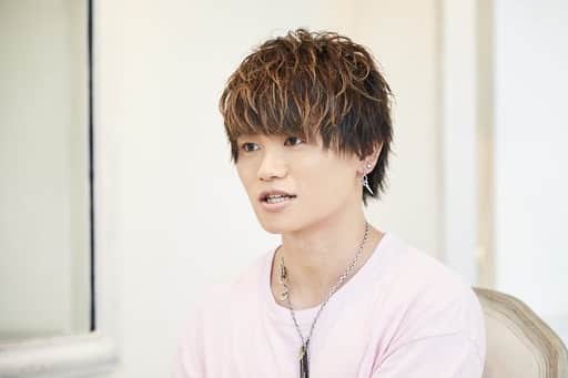 リジョブ さんのインスタグラム写真 - (リジョブ Instagram)「【SNSで売り上げUP】人気YouTuber兼美容師！Lily SHOHEIさんがYouTubeを始めたきっかけとは？ ♯1をアップしました！ ------------------------------------------------ 「twitter」「Instagram」「face book」を中心に、急速に普及が広がっているSNS。また、世界動画配信サイトの「YouTube」は、近年、自身で動画を作成して投稿する「YouTuber」の登場で、さらに注目を集めるように。現在22万人のチャンネル登録者数を誇るYouTuberのSHOHEIさんは、YouTuberとして活動しながら表参道のヘアサロンLilyに美容師として在籍中。2つの職を兼業しながら活躍する彼に、YouTubeの魅力とYouTuberとして活動することで実際のサロンワークに活かせたことを語っていただきます。 ------------------------------------------------ 記事はプロフィールの公式WEBサイトからご覧いただけます。  #美容師#アイリスト#エステティシャン#ネイリスト#美容部員#就職#転職#求人サイト#リジョブ#morerejob#美容院#サロン内装#インテリア#インテリアコーディネート#Lily#SHOHEI」9月10日 12時07分 - morerejob