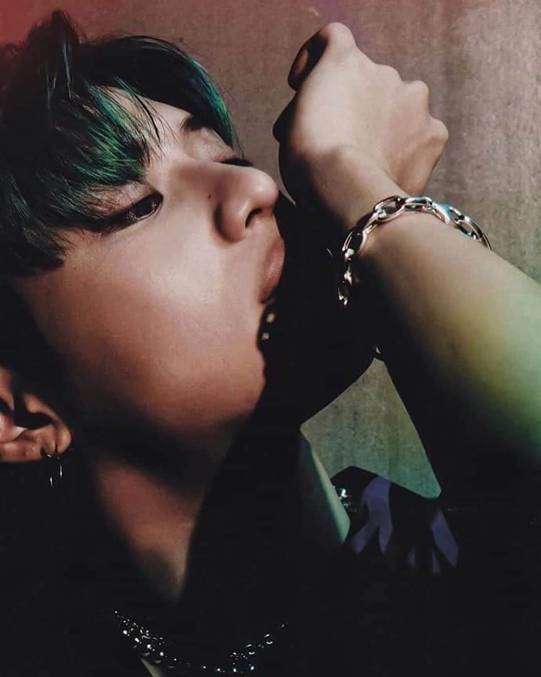 SHINeeさんのインスタグラム写真 - (SHINeeInstagram)「[SCAN] TaeMin - Famous Limited Edition Type A Photobook  Cr. supernoona_TM」9月10日 12時18分 - shineeofficial