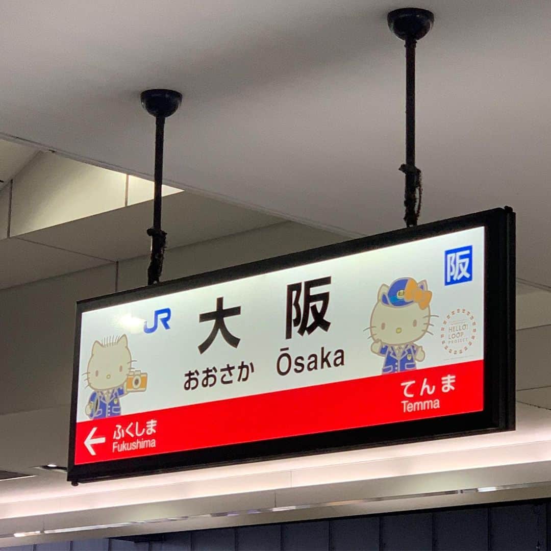 武井義明さんのインスタグラム写真 - (武井義明Instagram)「朝昼兼用で新幹線で弁当。駅弁って楽しいかもしれないけど別にうまくない。東海軒の弁当は好きだが、東京駅では見たことがない。崎陽軒は日常的だし、チキン弁当の「うまいとかまずいとかそういうことではない」域も好きだが、今日はそんな気分ではなく、惣菜のサラダと、ハズレない仙台の牛タン弁当にしました。ここは目的地ではなく乗換駅。この表示にほっこりするかというと、そうでもない。さりとてイラッとするほどでもない。でも地元の駅がこうだったらと思うとちょっと切ない。」9月10日 12時19分 - bebechef