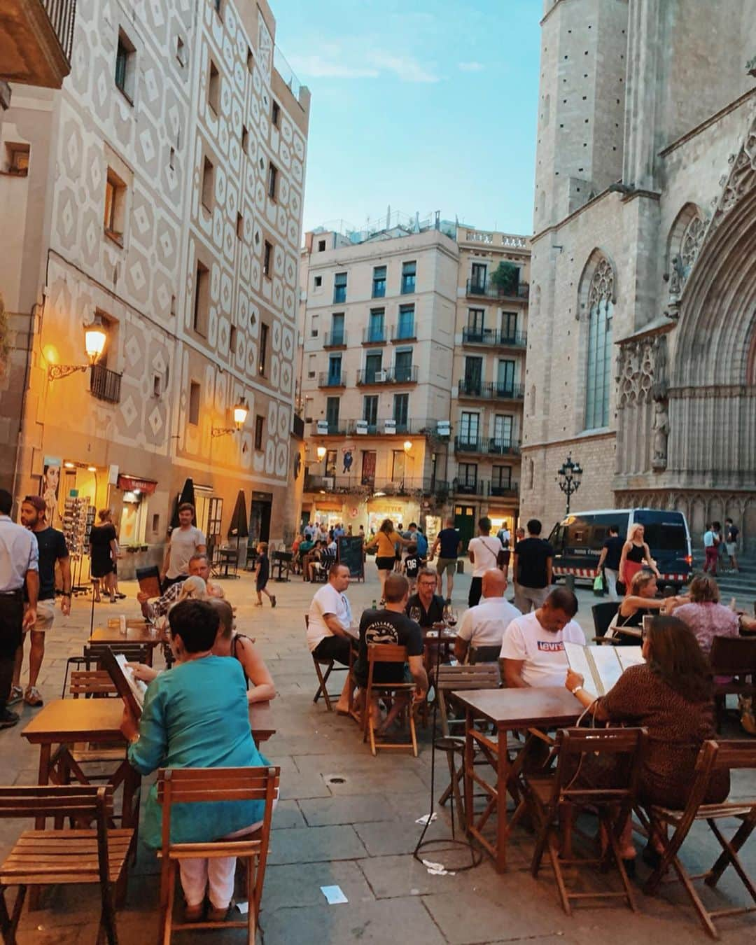 瀬畑茉有子さんのインスタグラム写真 - (瀬畑茉有子Instagram)「Barcelona〜San Sebastián . . バルセロナでもサンセバスチャンでもバル巡りをしすぎて、 . バルは基本standingだから毎日サーフィン後に私たちはバル巡りをしていたので足がしんどいwww😂 そして、 必ずパンの上に食材が乗っているピンチョスを食べ過ぎて、 旅の前半でピンチョス以外のメニューがあるレストランへ行くことに😅 . . 食の街サンセバスチャンで記憶に残ってるレストランは . 1️⃣Casa Urola(カーサローラ) . ここは一階にバルがあり二階はレストランになってます。 . 日本で予約していったので久々の座れるdinner🍽に2人ともテンション上がった😍🍷😍 . ここのイベリコ豚の生ハムは絶品❗️🤪 . 脂が甘くてすぐ溶けちゃう😳💓 . バスクの伝統的発泡ワインチャコリとの相性もgood❗️ . ちなみにスペインのワインはお水と同じかお水より安いのでは？と思うほど😳 . なおかつ美味しくて１グラス1.5〜2€(200yen)前後で飲める🍷 ボトルでも13€、高いものでも50€程 . .日本のグラスワインの金額でボトルが出てきちゃう感じ💫🎊😍 . まさにワイン好きな私たちには天国❣️🍸 .  お酒が飲まない人でも ノンアルコールのモストがあるから安心🙋🏻‍♀️💫 . モスト（Most）は、ワインを作る上で摘み取って絞った後まだ発酵する前の果汁のこと🥃🍇 . 濃厚なぶどうジュース100%でとても上品な味です。 . あと、レストランやバルでは必ずあるメニュー . ピミエントス デ パドロン❗️ . . ししとうをオリーブオイルで素揚げしたようなもので、ワインにもビールも合うので飲み過ぎ注意だね😂🍷 . . 二つ目のお店は . 2️⃣La Viña(ラヴィーニャ) . . ここはバスクチーズケーキが人気のお店🥮 . フワッフワな甘さ控えめのチーズケーキは絶品🥺💕 . 日本では白金台にあるGAZTA(ガスタ) でここのレシピでバスクチーズケーキがたべれます🙌🏻 . . あの味が忘れられないので近々食べに行きたいな🤤💕 . ケーキ以外のメニューも本当にシンプルで素材が良く、店員さんも日本人を見るとテンション高め👀❗️ . 日本語が好きらしい😂 . イワシのオイル漬けが美味しかった。 . . 三つ目のお店は 3️⃣ Restaurante El Caserío あえて情報誌などに取り上げられてるお店ではないですが、サンセバスチャン最終日にお米が食べたくて、たまたま席が空いていたので入ることに。 . 他の料理は普通だったが、全く臭みのない新鮮な鶏肉のようなラムチョップ🥩と魚介出汁がきいてるパエリアがとても美味しかった🥘 . スペインの人はパエリアは本来ランチに食べるものでありディナーでは食べないみたいですが日本人の私としては米がどうしても欲してました😅 . .  #casaurola #sansebastianrestaurants  #laviña #restaurant #elcaserio #donostifoodies  #bar #foodphotography #travelphotography #pinchos #streetphotography #honeymoon  #spain #balenciaga #sweets #cheesecake #basquecheesecake  #sansebastián #tbt #goodmemories  #美食の街 #サンセバスチャン #バル巡り  #イベリコ豚 #バスクチーズケーキ #ドノスティア」9月10日 12時19分 - sehatamayuko