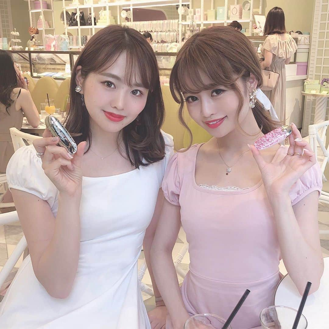 Isakoさんのインスタグラム写真 - (IsakoInstagram)「. しほりんと🐰💕 ワンピもリップもお揃いにしたよ💄 . 私たちが持ってるルージュ ジェ❤️は ケース×リップカラーの組み合わせが1080通り🍒 自分の好みにカスタマイズして、 名前も刻印できるの💫🥰 . . わたしはピンクの花柄で可愛かったので ジプシーフォークのケースにしました💕  めちゃくちゃ可愛い〜🥰💕 . . @guerlainjp . #マイルージュジェ#ゲラン#we❤ルージュジェ#PR」9月10日 12時30分 - ichaaako