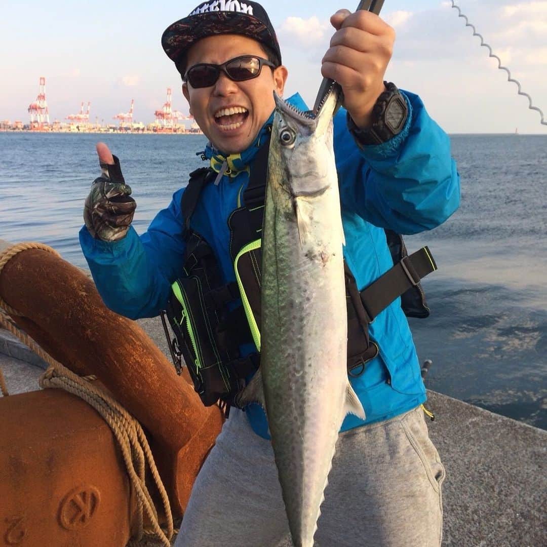 津田篤宏さんのインスタグラム写真 - (津田篤宏Instagram)「私釣り大好きなんです。ツイッターで釣り専用のアカウント作りましたので興味ある方是非登録してください アカウント名はゴイゴイスーフィッシングです。是非とも http://twitter.com/goigoisufishing」9月10日 12時30分 - ggoigoisu