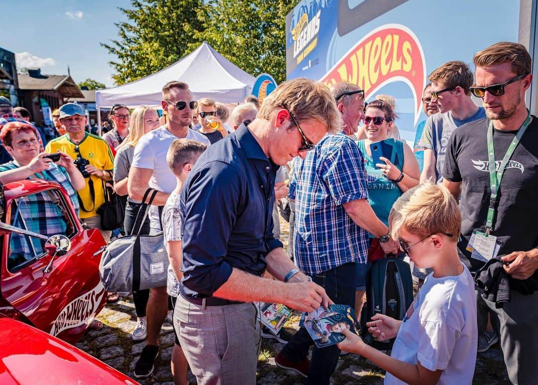 ニコ・ロズベルグさんのインスタグラム写真 - (ニコ・ロズベルグInstagram)「was great to be part of the first @hotwheelsofficial Legends Tour by driving the Hamburg Berlin Rally in a cool red Corvette and handing over the @hotwheelsofficial trophy last week 🏆🙌🏻 #hotwheels」9月10日 23時23分 - nicorosberg