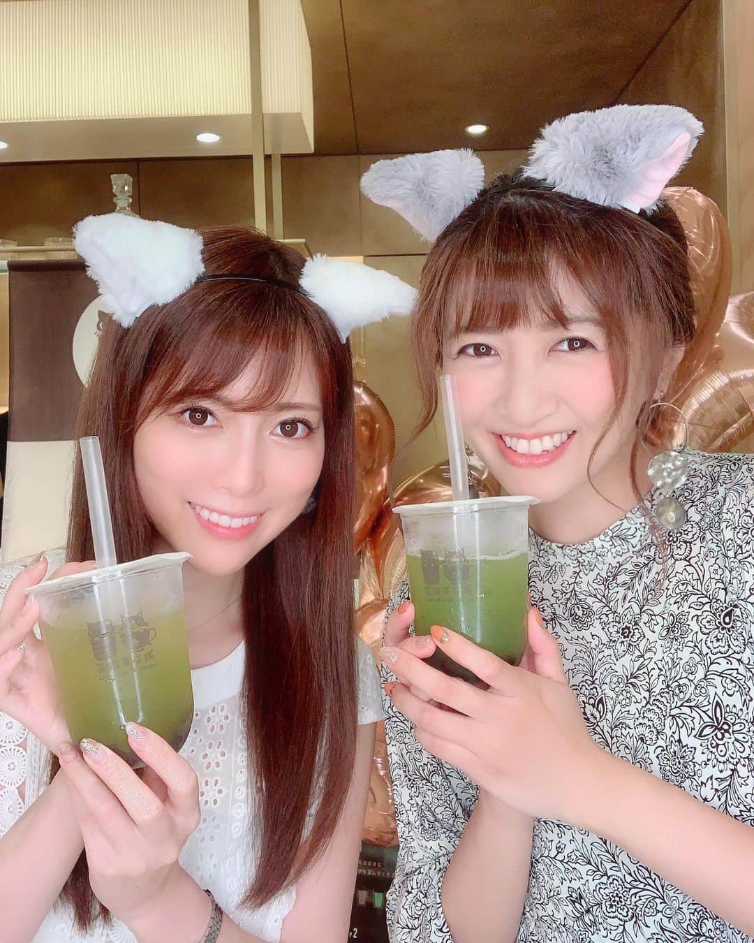 のインスタグラム：「influencer's EXPOの続き✨ ・ キッチンカーで走るタピオカのお店、 茶猫屋本舗(@chanekoya )で、猫になったよ🐱 ・ 緑茶を使ったドリンク、 爽やかで程よい甘さとタピオカが絶妙で、 いくらでも飲めちゃう♪  めちゃ美味しかった☺️💕 ・ ・ ・ ・ ・ ・ ・ ・ ・ #茶猫屋本舗#タピオカ#緑茶#茶葉#タピオカ中毒#タピオカ巡り#タピオカ好き#タピオカ部#インフルエンサーズエキスポ#イベント#展示会#スイーツ#スイーツ巡り#猫#猫耳#猫耳カチューシャ#可愛い#ドリンク#フォローミー」