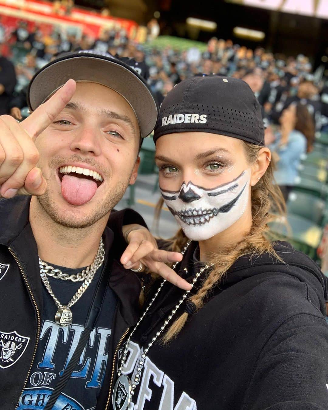 ジョセフィン・スクリヴァーさんのインスタグラム写真 - (ジョセフィン・スクリヴァーInstagram)「Finally back with my #raidernation fam. What a night! Couldn’t have asked for a better start to the season! @raiders LET’S KEEP THOSE W’S COMING!!!」9月10日 23時24分 - josephineskriver