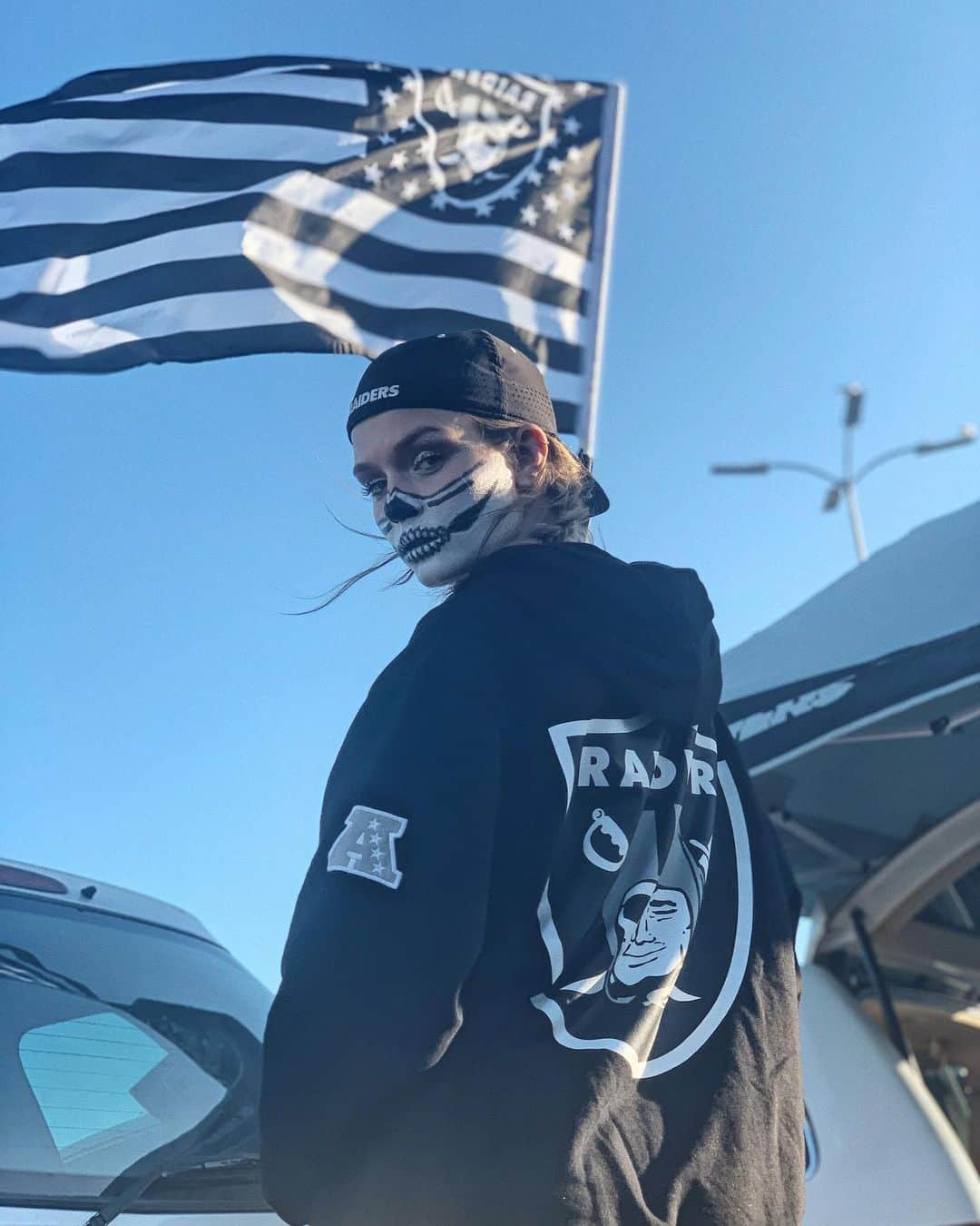 ジョセフィン・スクリヴァーさんのインスタグラム写真 - (ジョセフィン・スクリヴァーInstagram)「Finally back with my #raidernation fam. What a night! Couldn’t have asked for a better start to the season! @raiders LET’S KEEP THOSE W’S COMING!!!」9月10日 23時24分 - josephineskriver