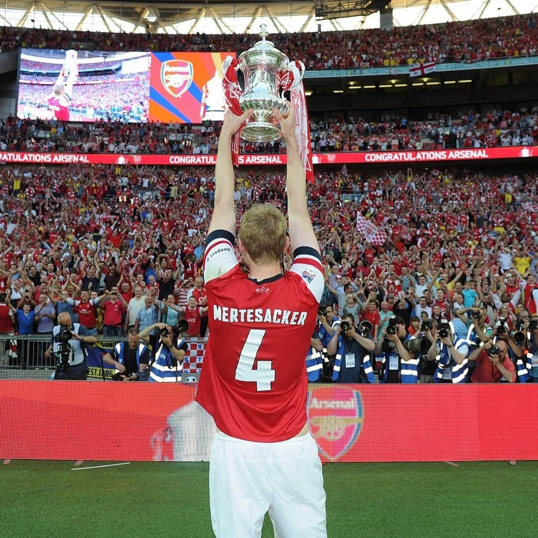 アーセナルFCさんのインスタグラム写真 - (アーセナルFCInstagram)「⏪ The evolution of Per ⏩  Scroll through for some of our favourite #Mertesacker moments 📸  #Arsenal #DankePer #AFC #COYG #Gunners」9月10日 23時25分 - arsenal