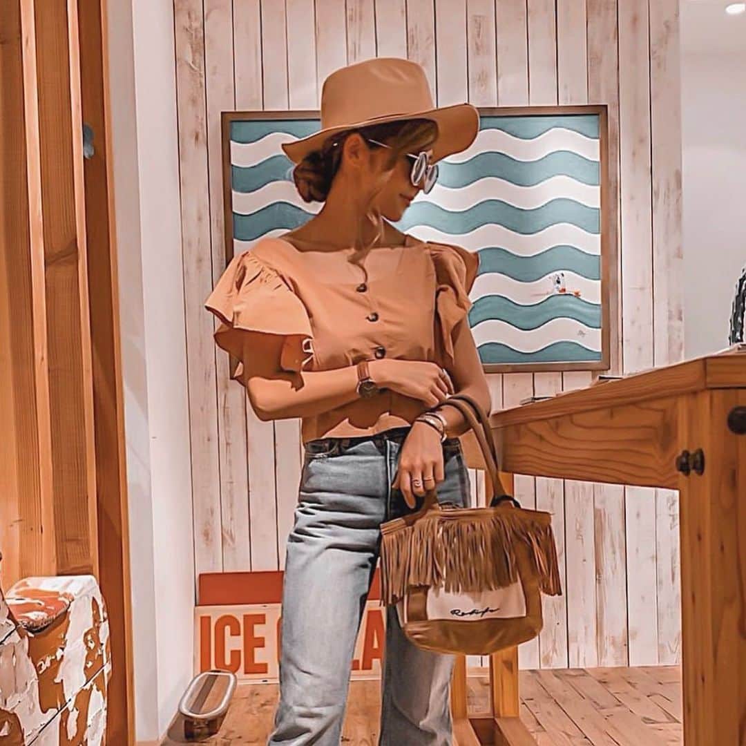 ラレイアのインスタグラム：「🌴 今夜1:59まで🧡 La Leia WEBサイト #楽天スーパーセール 開催中です！ ・ 秋冬の新作Re Lifeの大人気スエードフリンジミニトートバッグもお得にGETのチャンス😍✨ ・  今だけ使えるクーポンや、ポイントも20倍💟 ・ さらに赤字覚悟の限定セールも今夜1:59までの開催です✨ ・ お時間残りわずかなので、お見逃しなく😊🌈 ・ THANK YOU #Repost @tomoythry ♡♡♡ ・ ・ @laleia_official  #relife#bag#hawaii#aloha#surf#beach#laleia#ハワイ#フォトジェニック#インスタ映え#インスタ女子#アロハ#ビーチ#海を感じる雑貨#ラレイア#楽天#ビーチガール#サーフスタイル#大人カジュア#トートバッグ#秋#秋コーデ#秋ファッション#バッグ」
