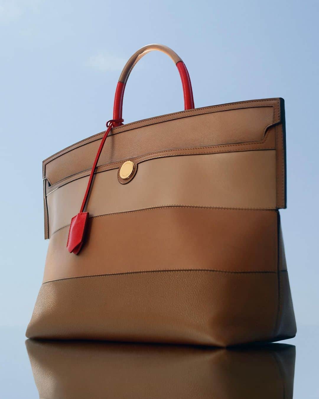 のインスタグラム：「The Society Bag . A celebration of Italian craftsmanship and our house colours – flashes of red accent contrasting leather panels in rich #BurberryBeige . #BurberryAutumnWinter19」
