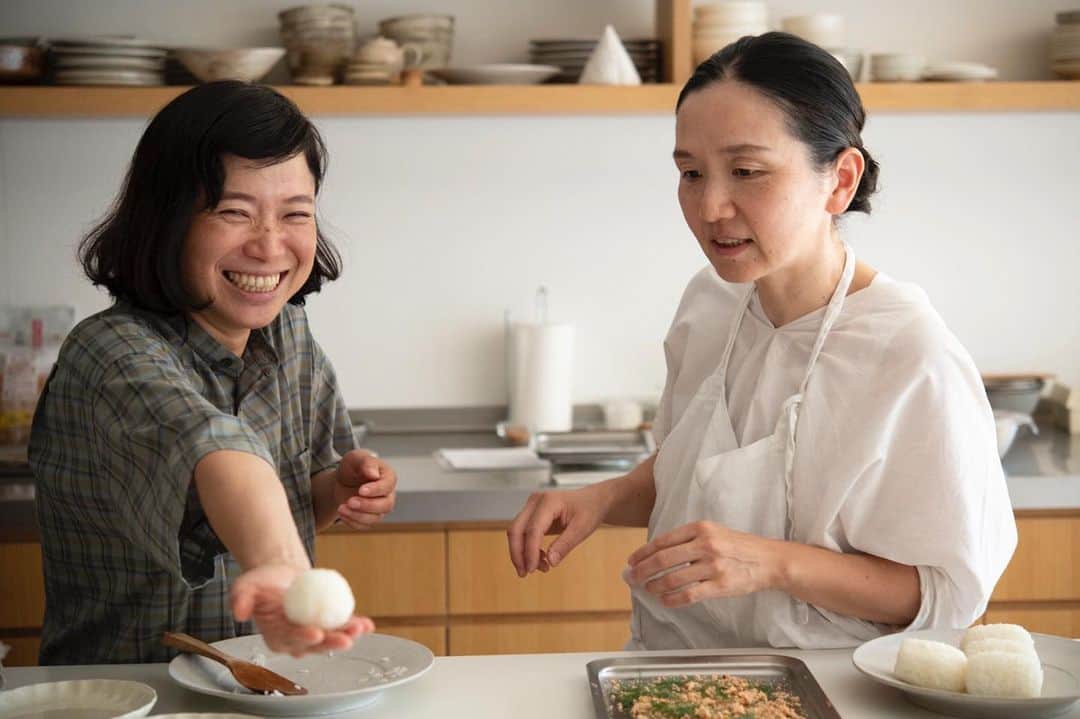 渡辺有子のインスタグラム：「🍙にぎってこの笑顔。 おむすびは人を笑顔に、元気に、しますね。  明快で奥が深い。いつかおむすび論、書いてみたいな。 （撮影 @wakanababa ）」