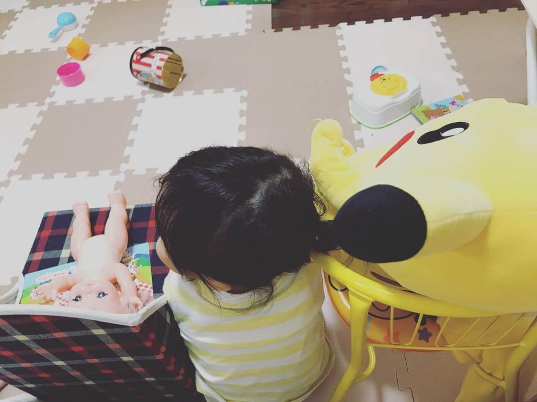 のインスタグラム：「#赤ちゃんとピカチュウに椅子を譲ってあげたみたい」